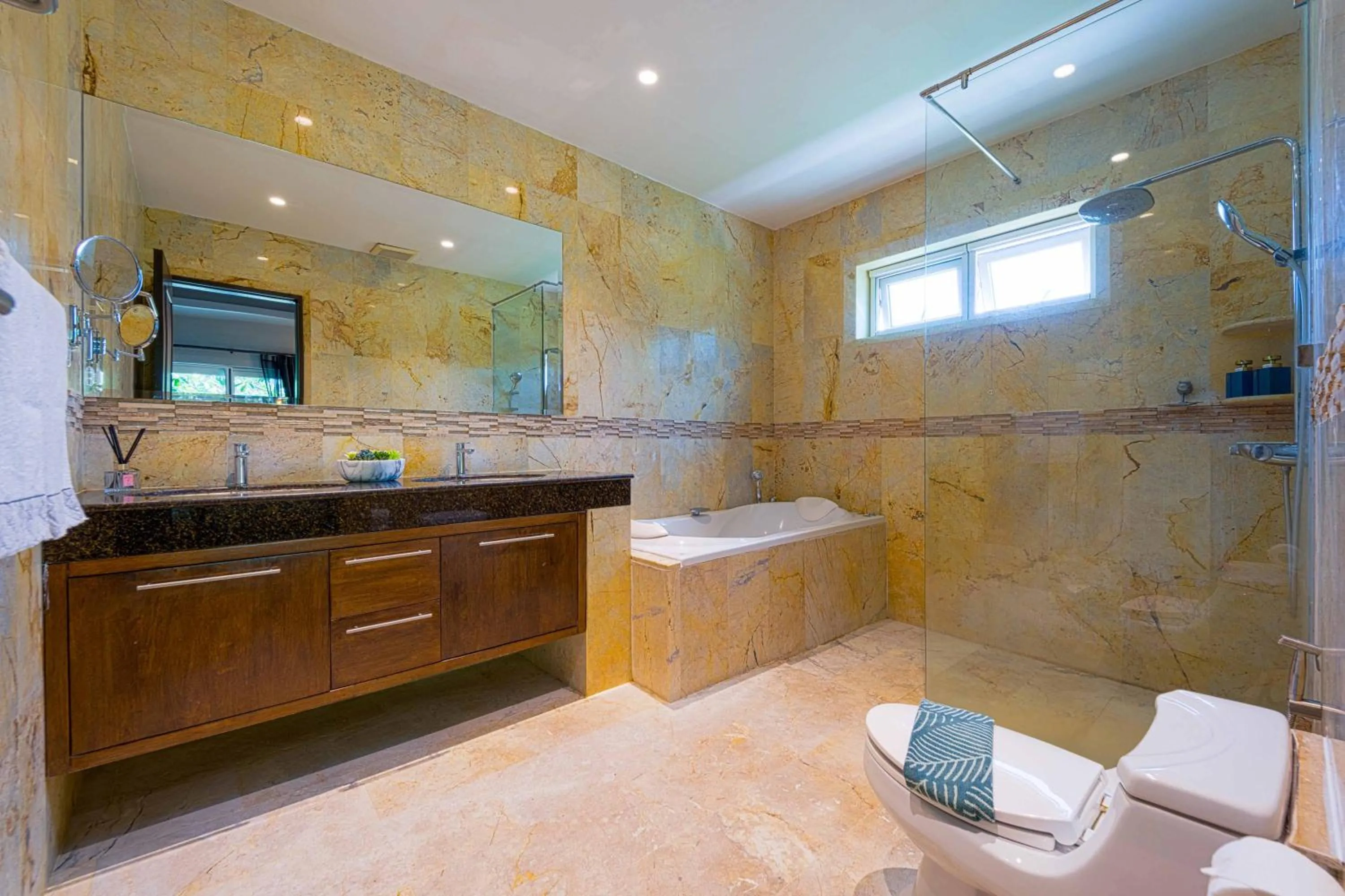 6 Bedroom Luxury Villa on Golf Course PH125