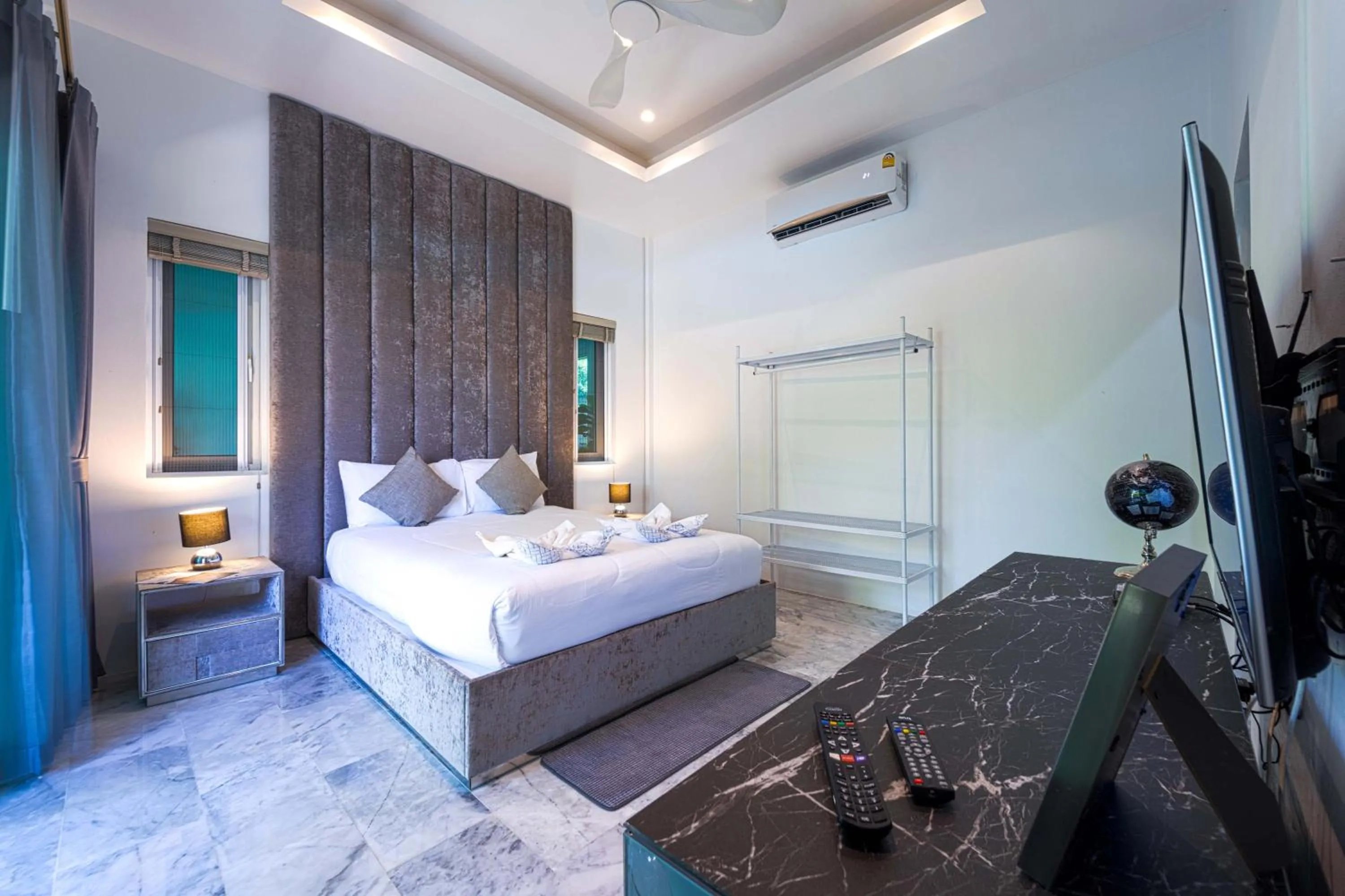 Bed in 6 Bedroom Luxury Villa on Golf Course PH125