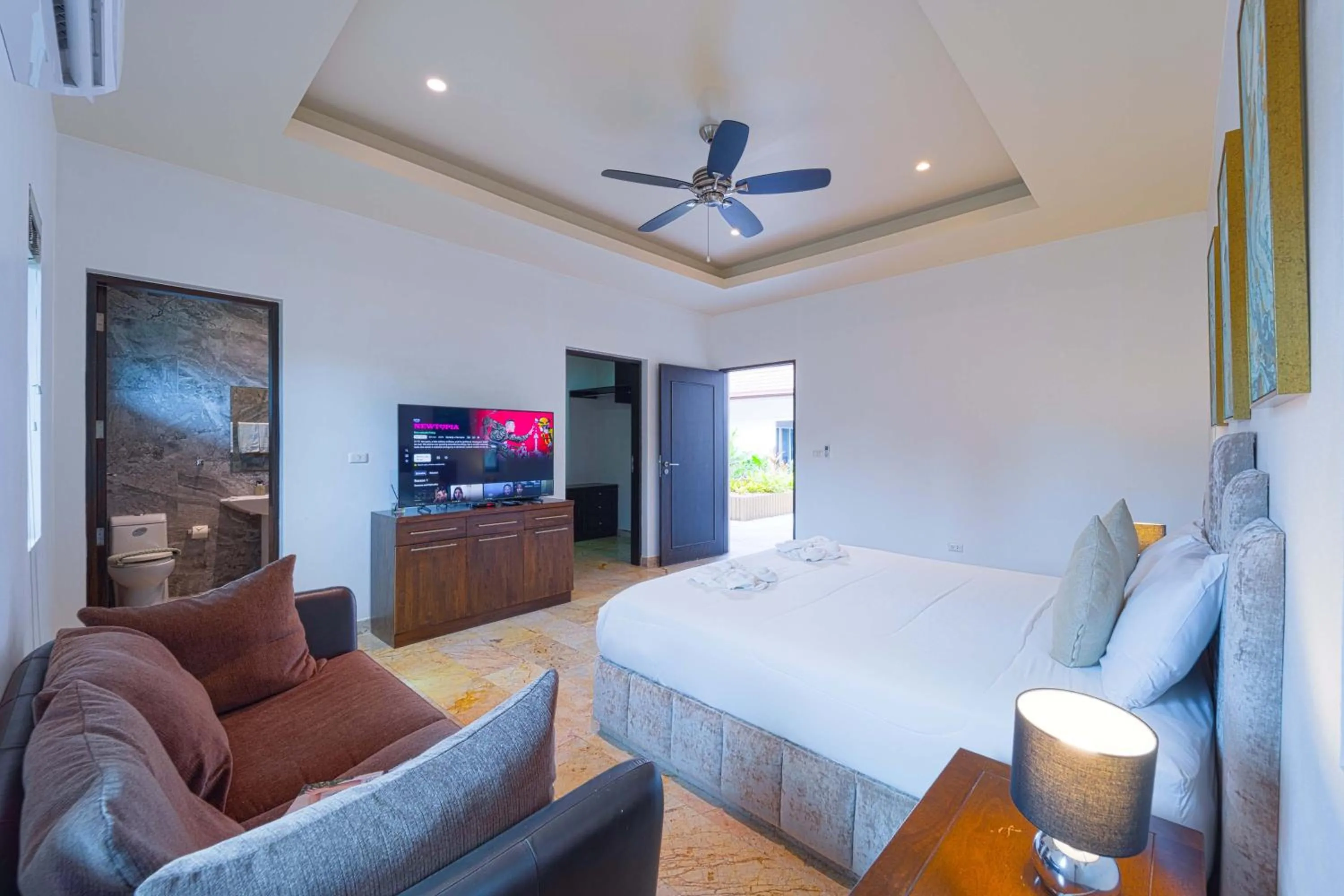 Bed in 6 Bedroom Luxury Villa on Golf Course PH125