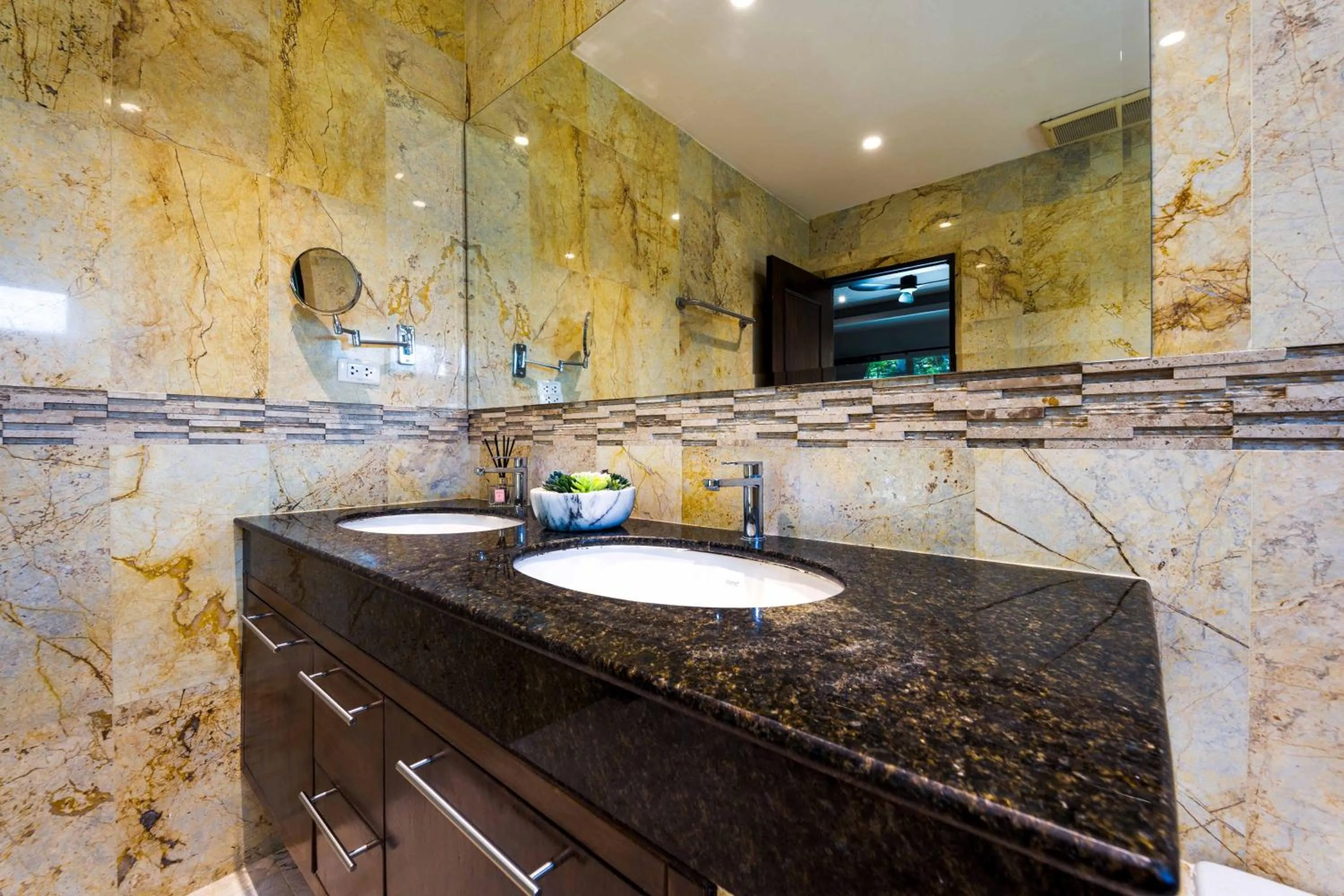 6 Bedroom Luxury Villa on Golf Course PH125