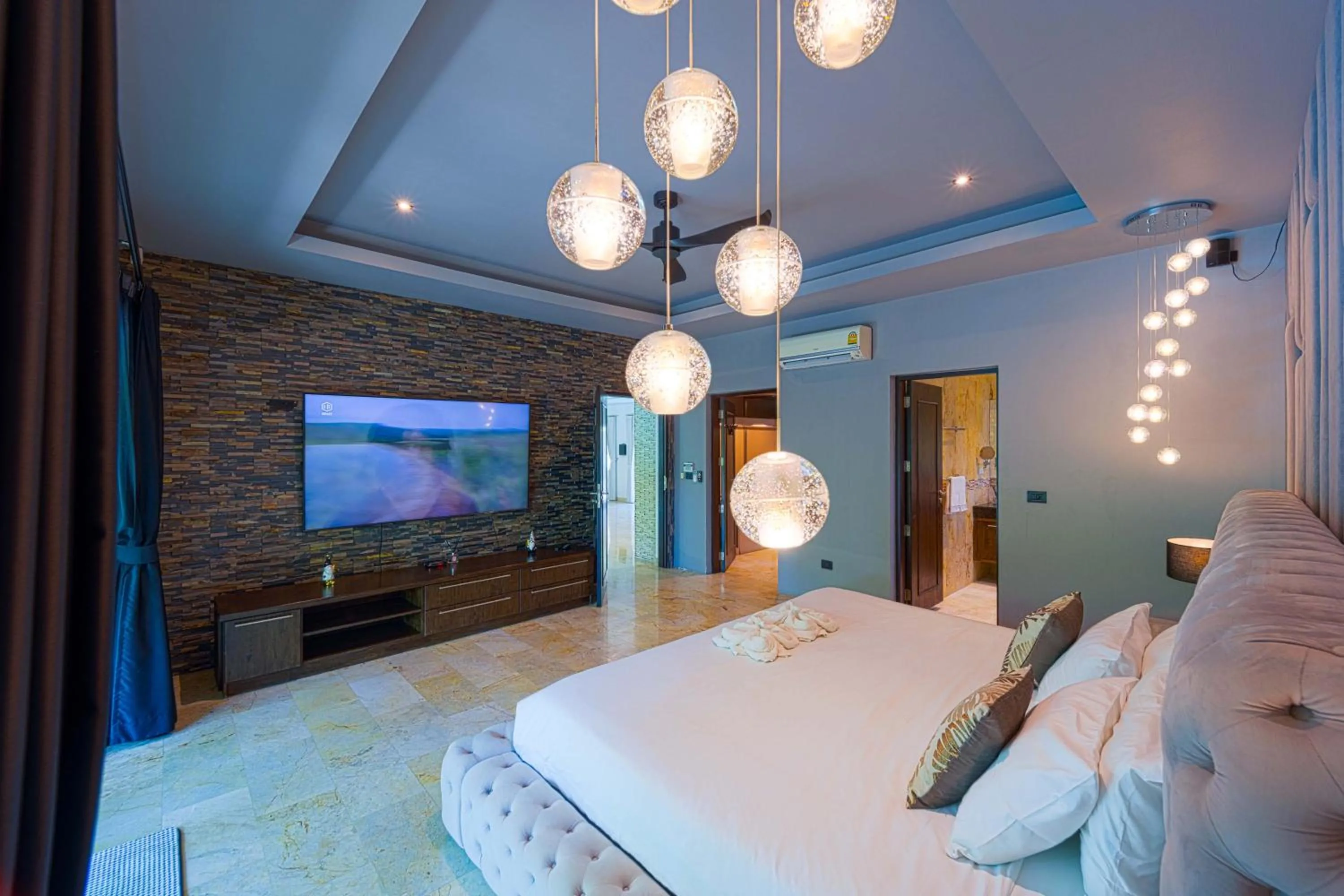 Bed in 6 Bedroom Luxury Villa on Golf Course PH125