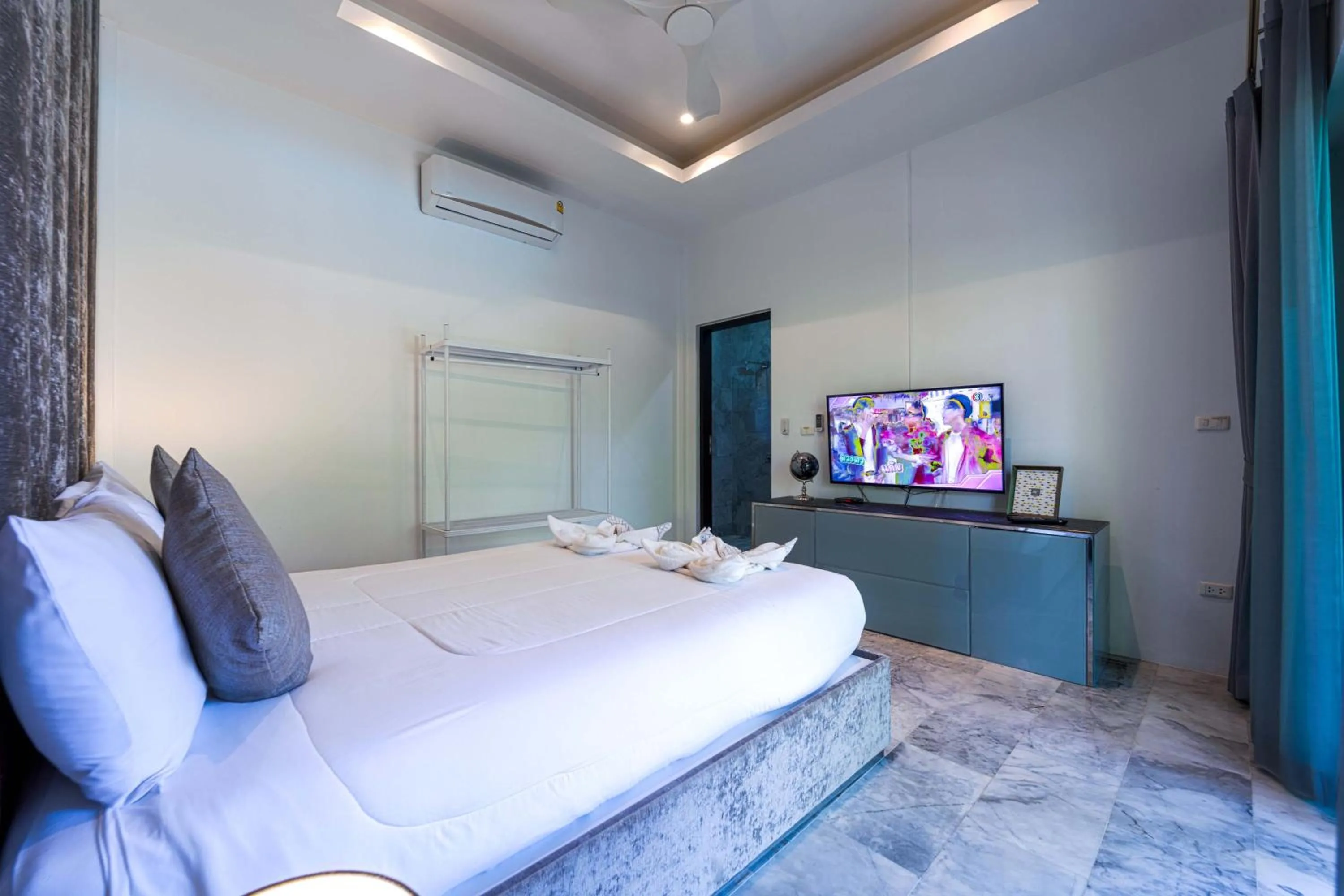 Bed in 6 Bedroom Luxury Villa on Golf Course PH125