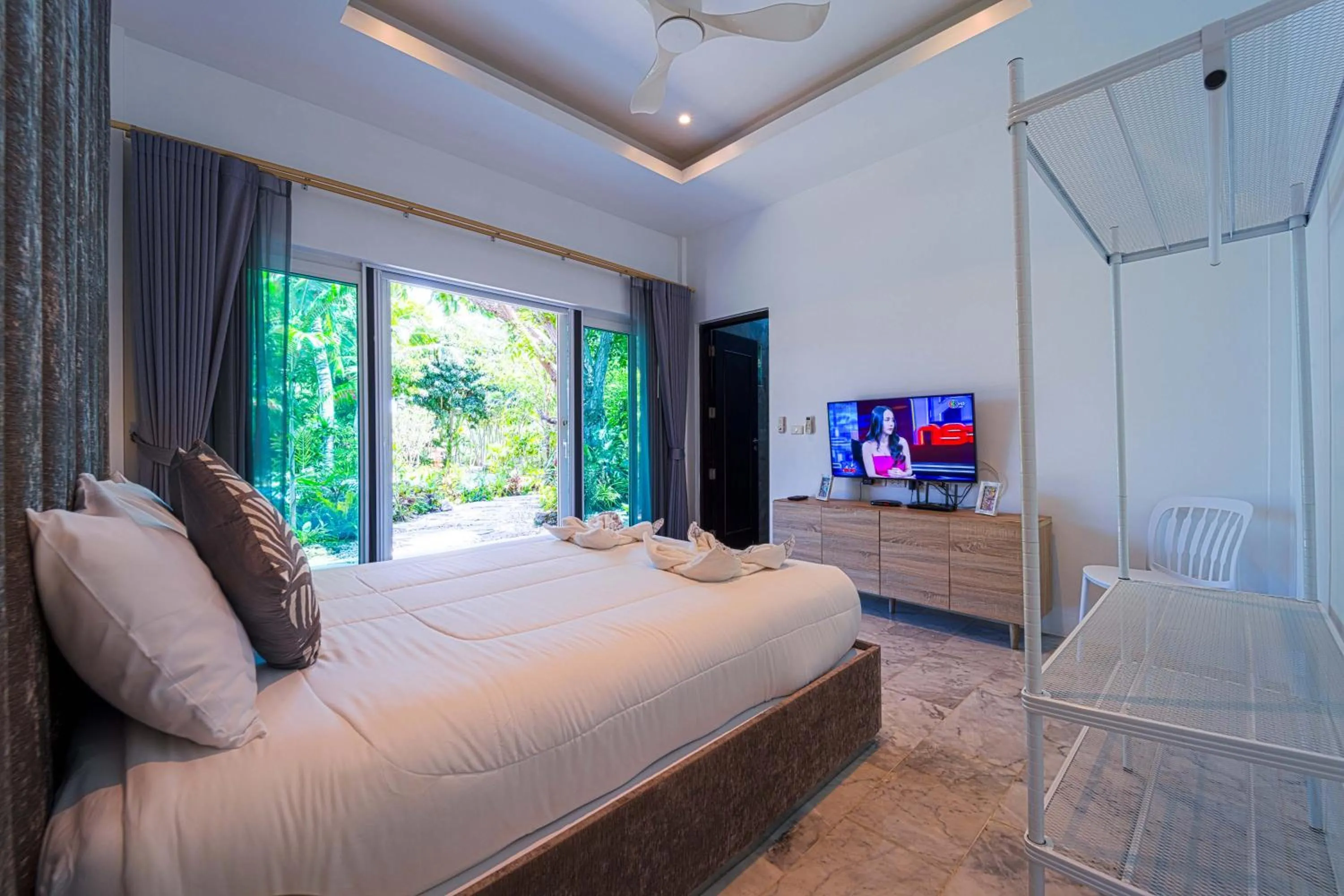 Bed in 6 Bedroom Luxury Villa on Golf Course PH125
