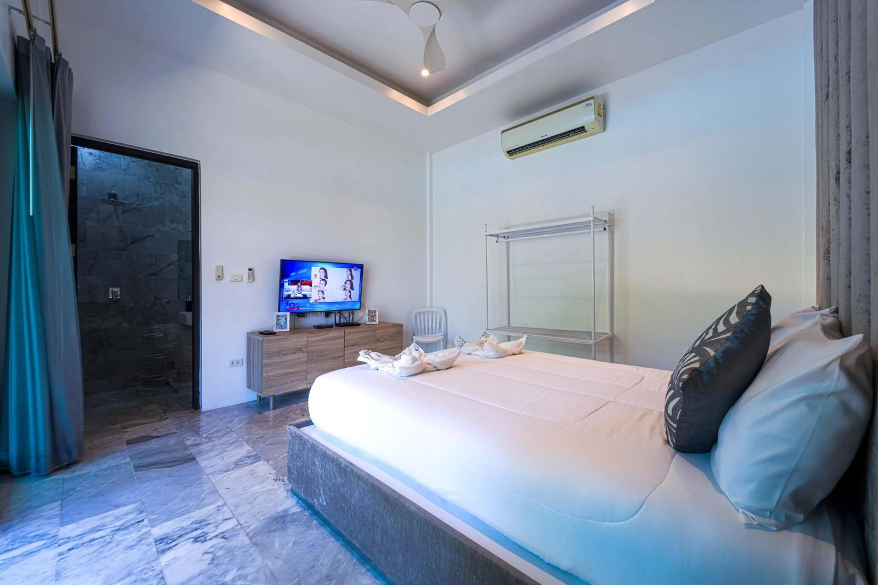 Bed in 6 Bedroom Luxury Villa on Golf Course PH125