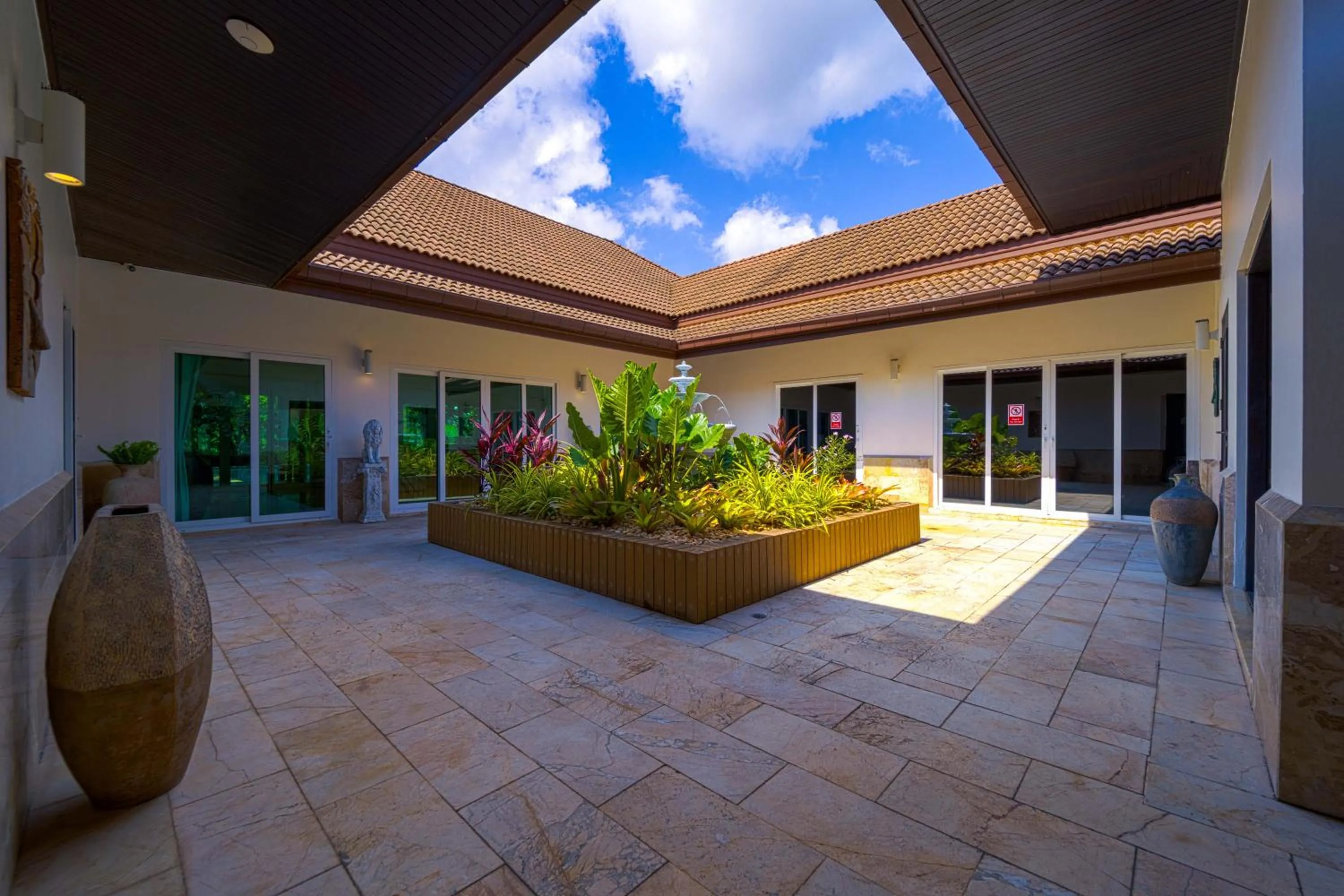 6 Bedroom Luxury Villa on Golf Course PH125