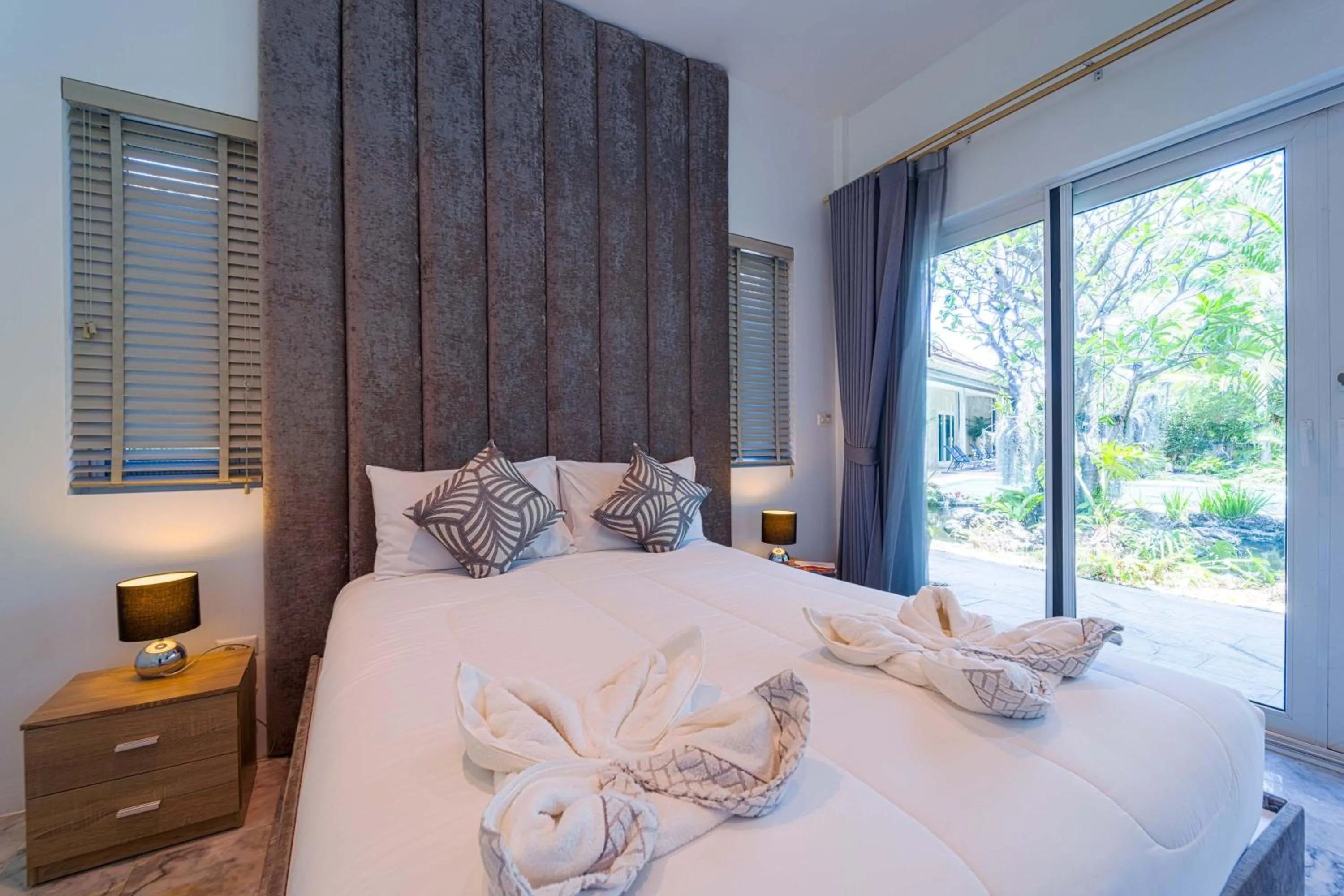 Bed in 6 Bedroom Luxury Villa on Golf Course PH125