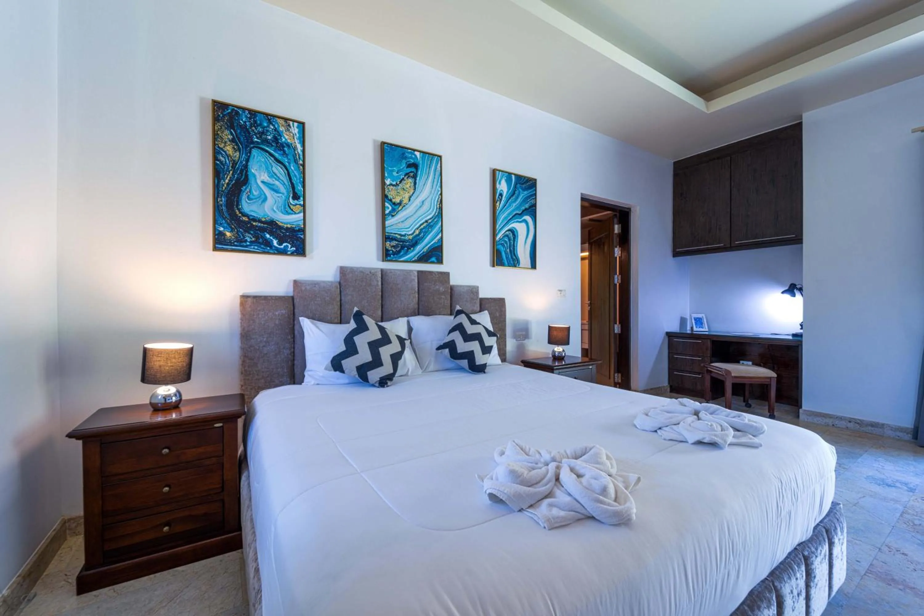 Bed in 6 Bedroom Luxury Villa on Golf Course PH125