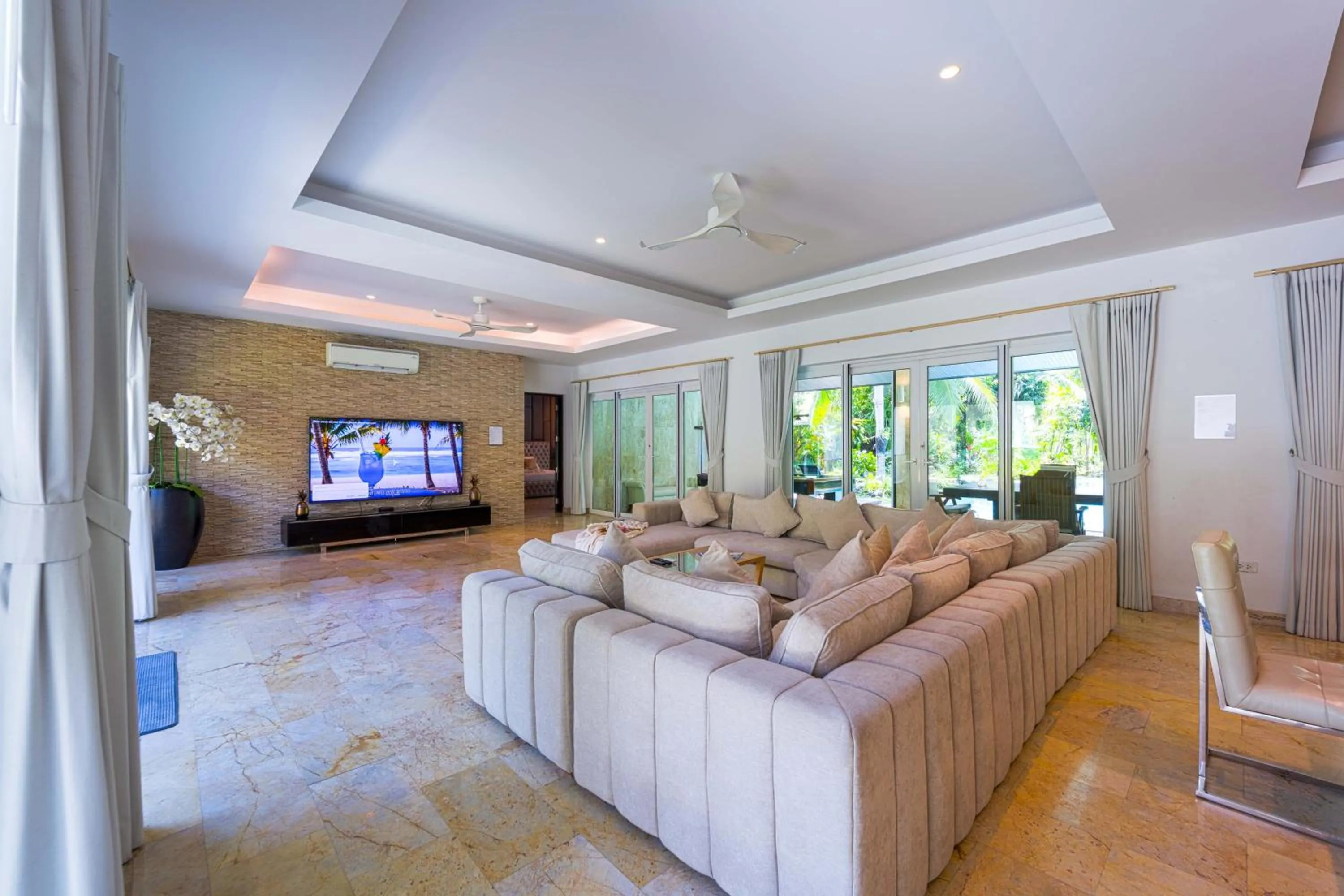 6 Bedroom Luxury Villa on Golf Course PH125