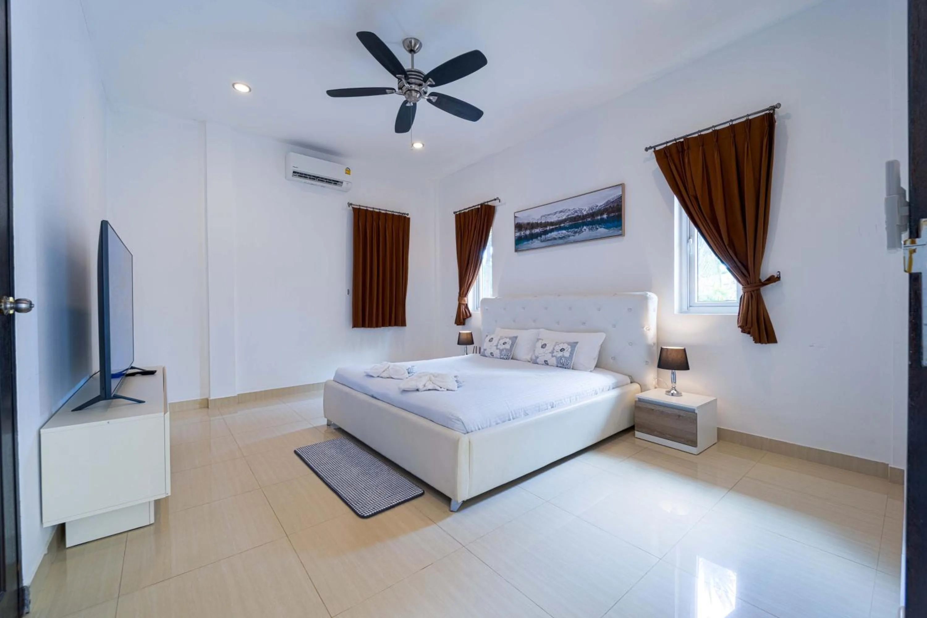 Bed in 6 Bedroom Luxury Villa on Golf Course PH125