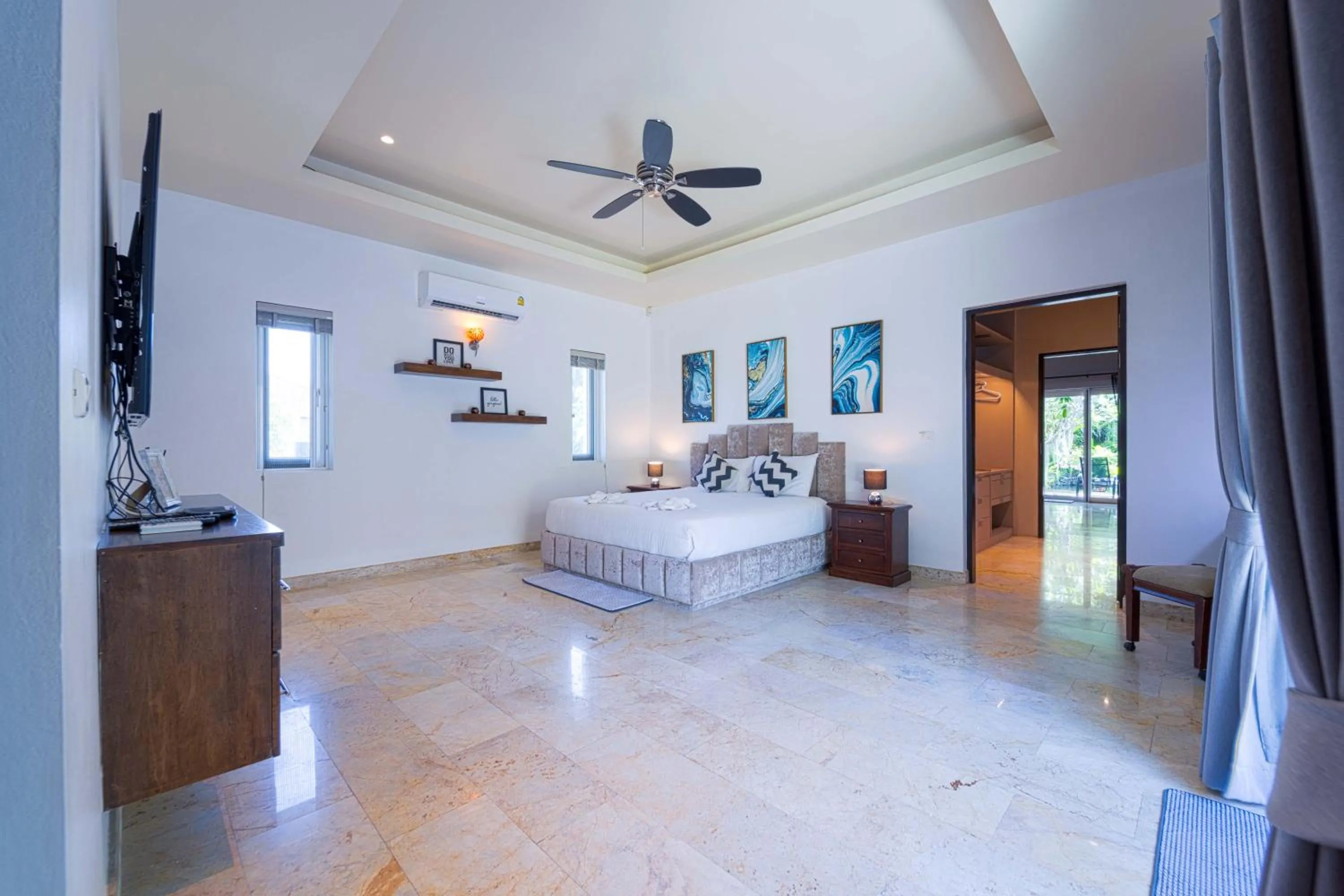 Bed in 6 Bedroom Luxury Villa on Golf Course PH125