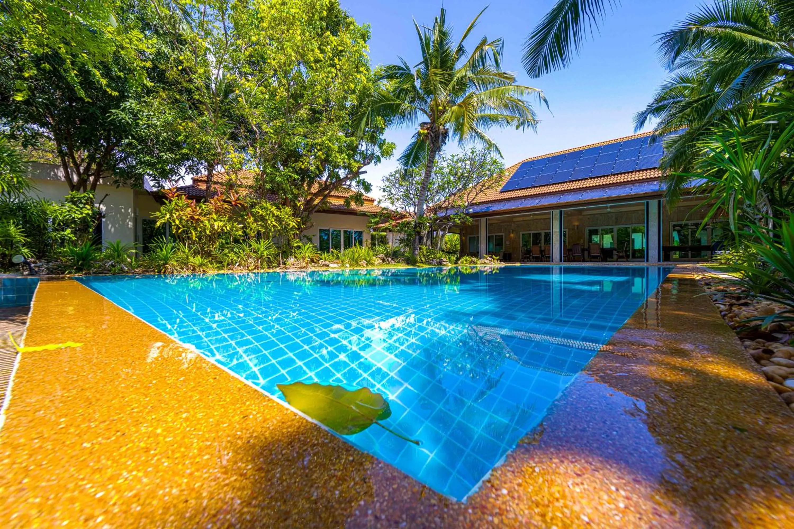 6 Bedroom Luxury Villa on Golf Course PH125