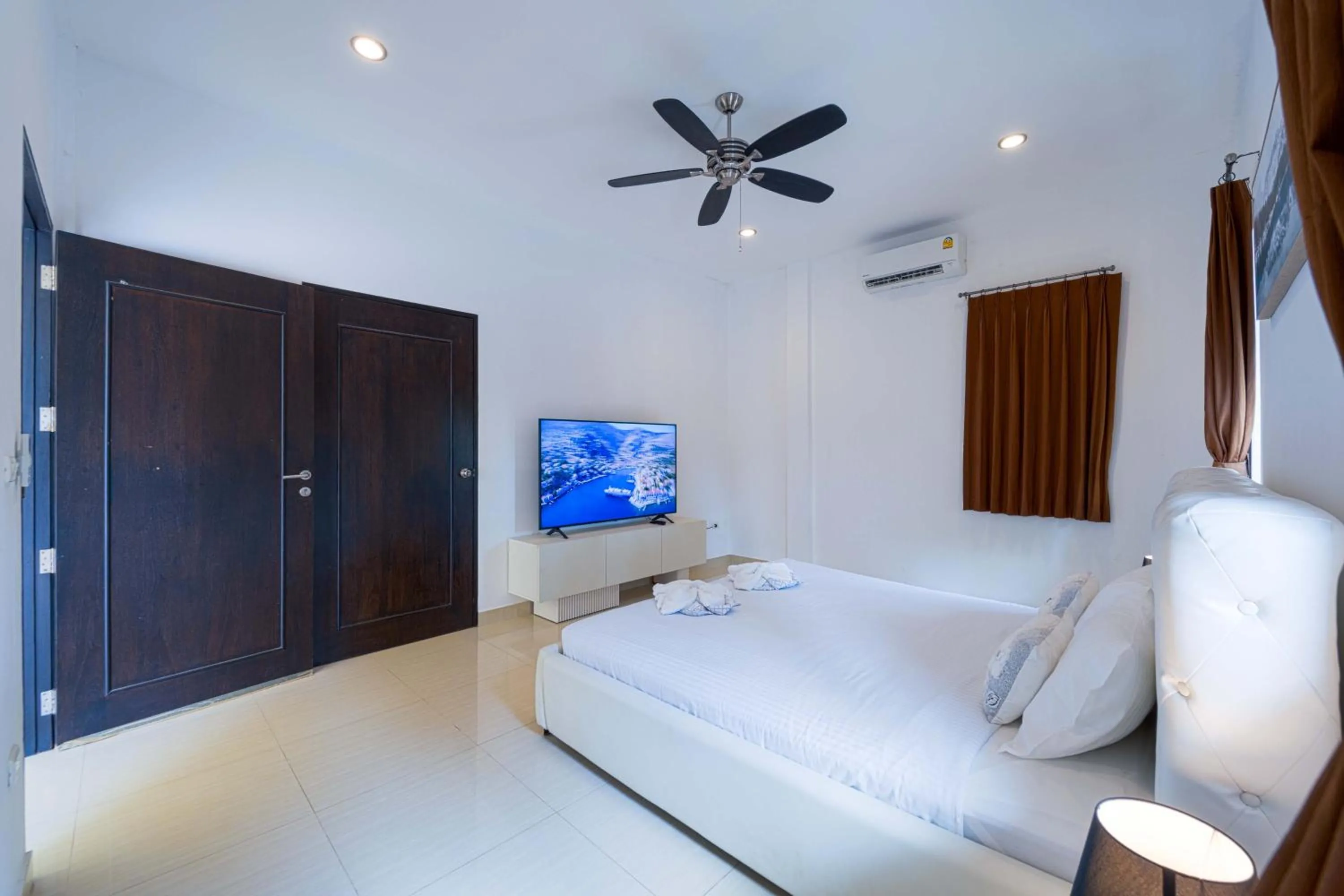 Bed in 6 Bedroom Luxury Villa on Golf Course PH125
