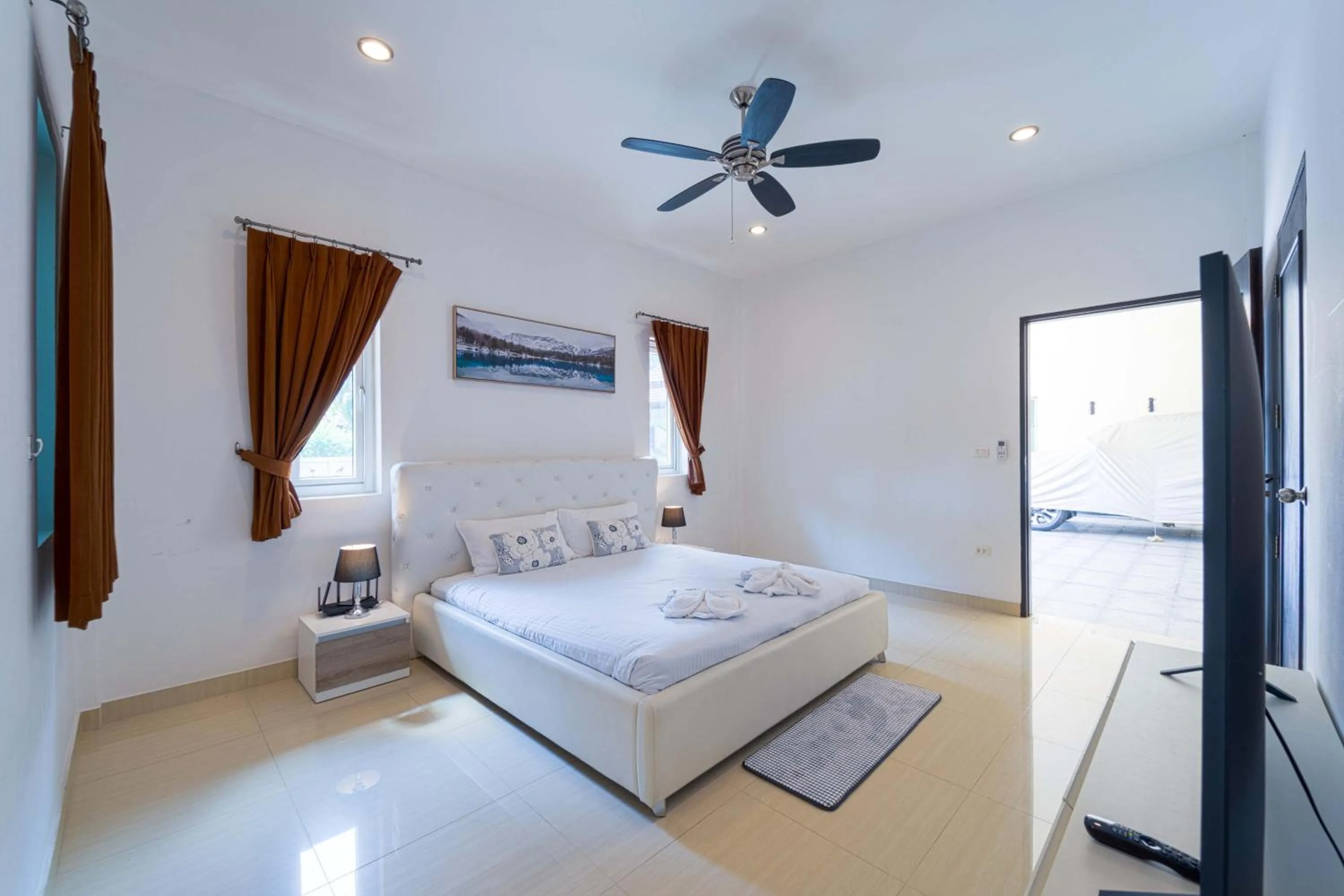 Bed in 6 Bedroom Luxury Villa on Golf Course PH125
