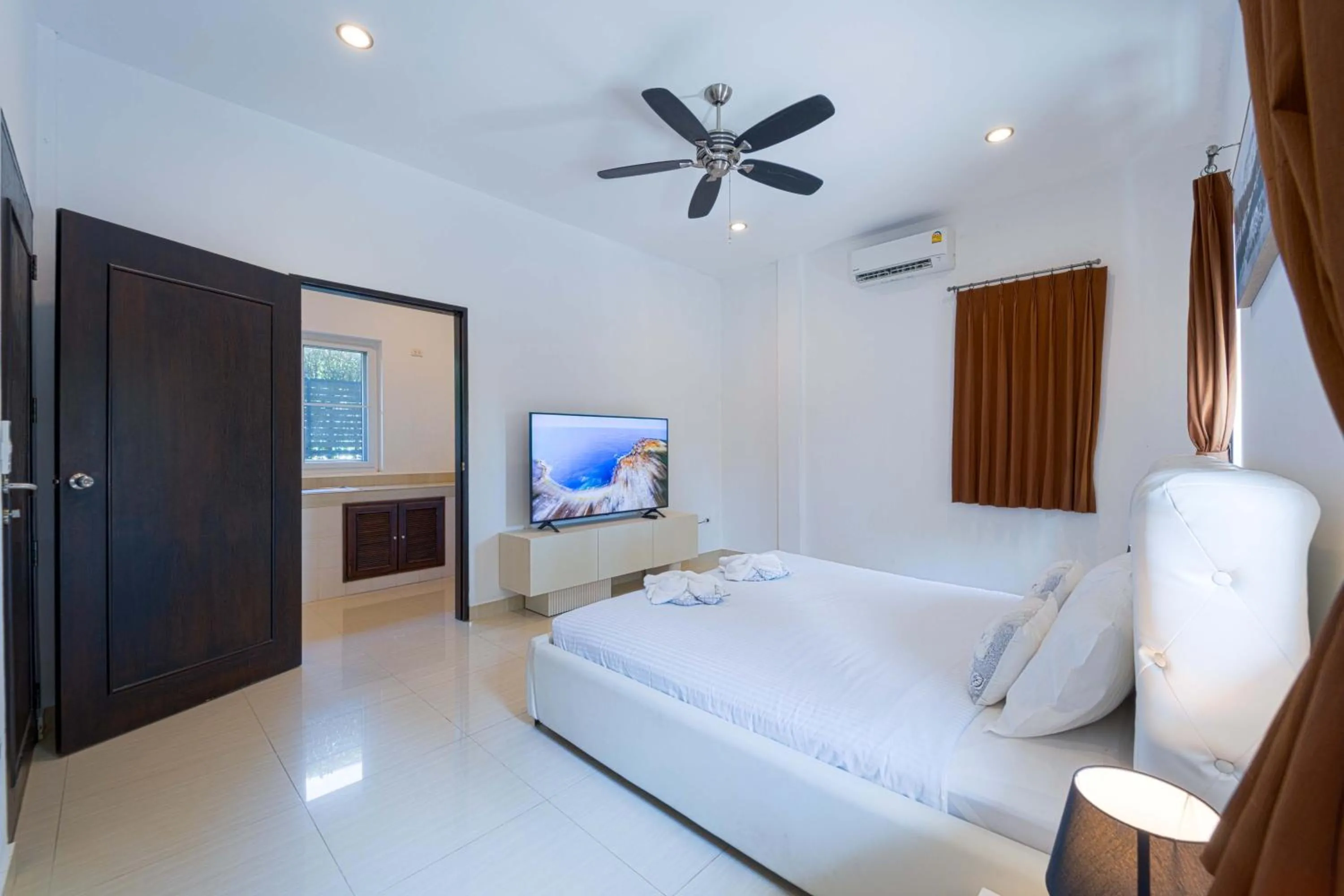 Bed in 6 Bedroom Luxury Villa on Golf Course PH125