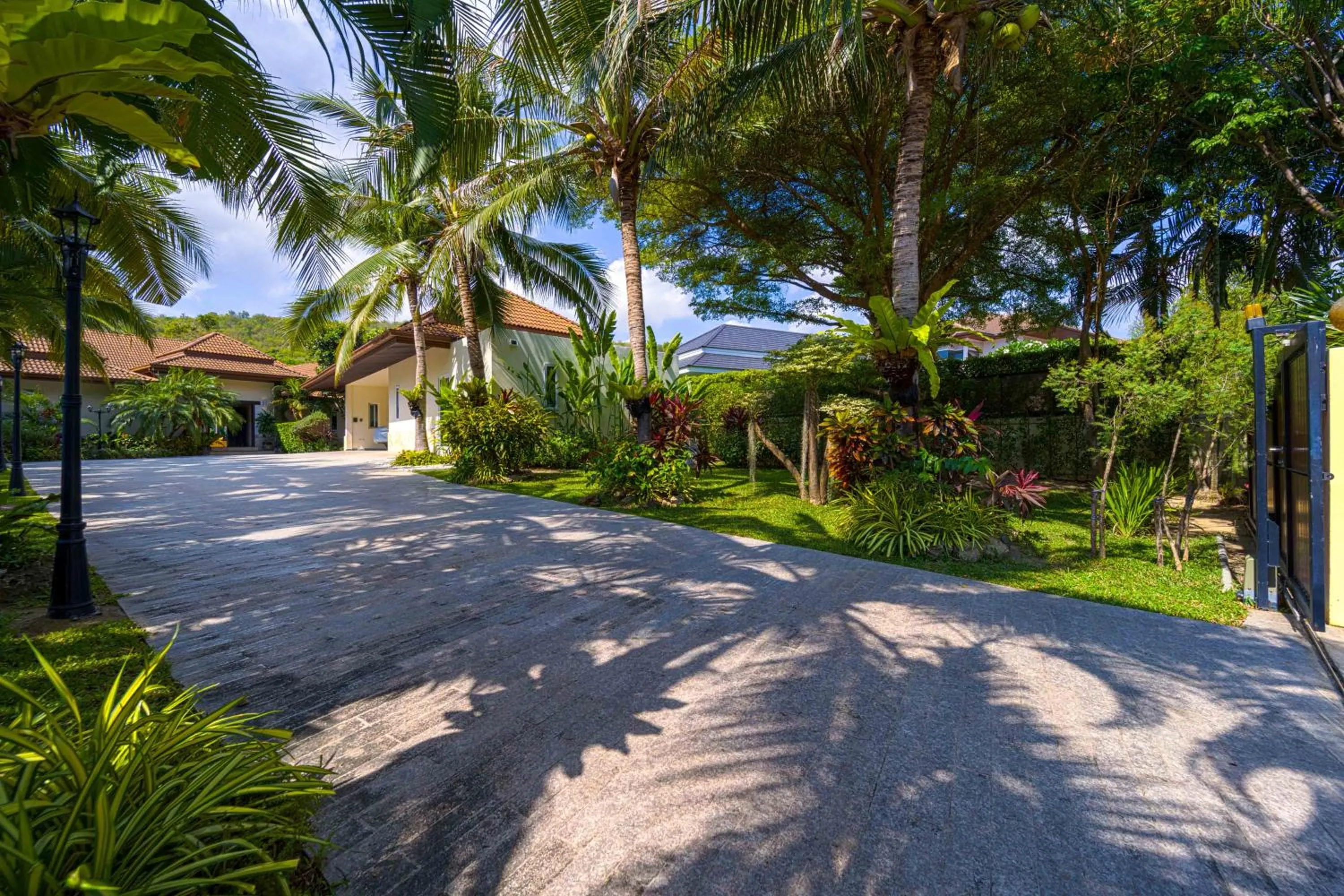 6 Bedroom Luxury Villa on Golf Course PH125