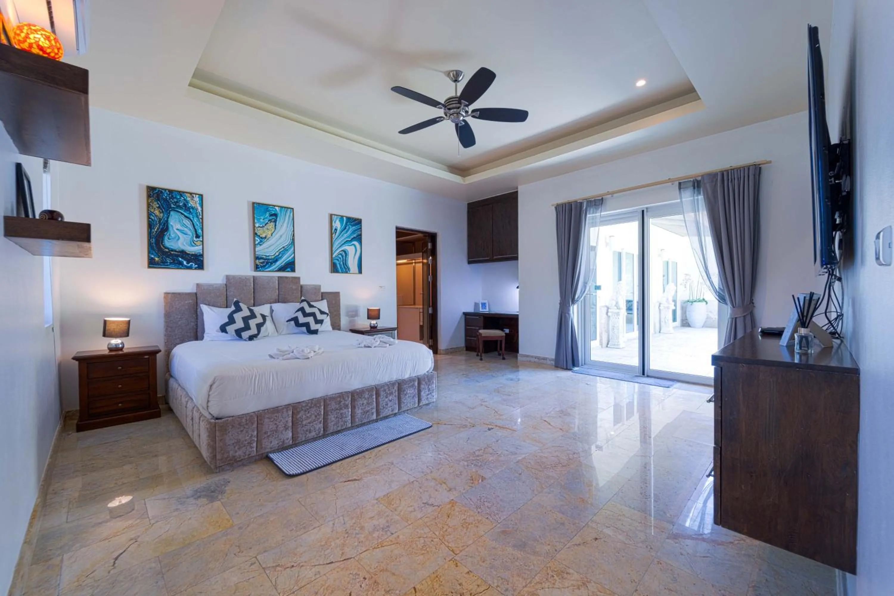 Bed in 6 Bedroom Luxury Villa on Golf Course PH125