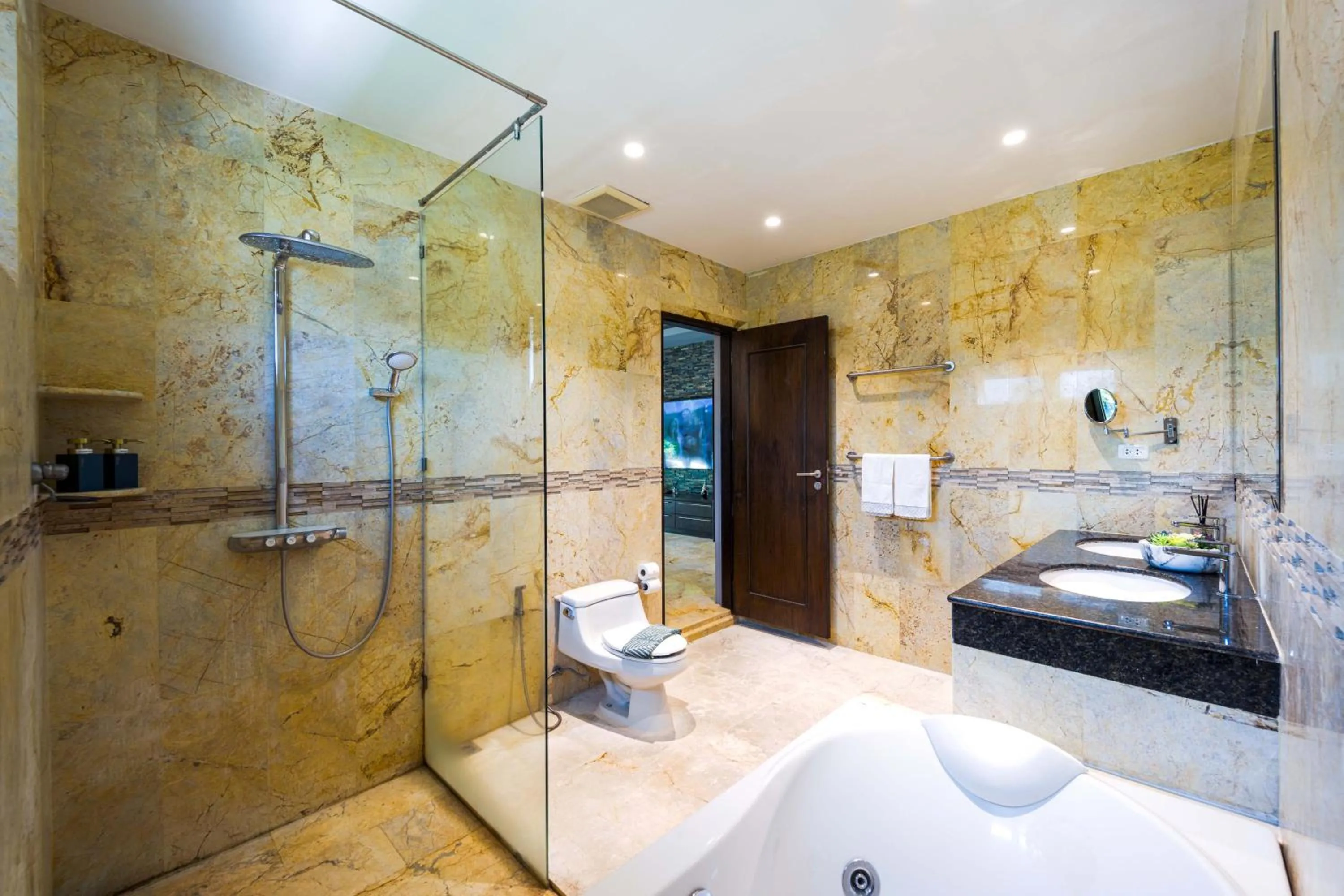 6 Bedroom Luxury Villa on Golf Course PH125