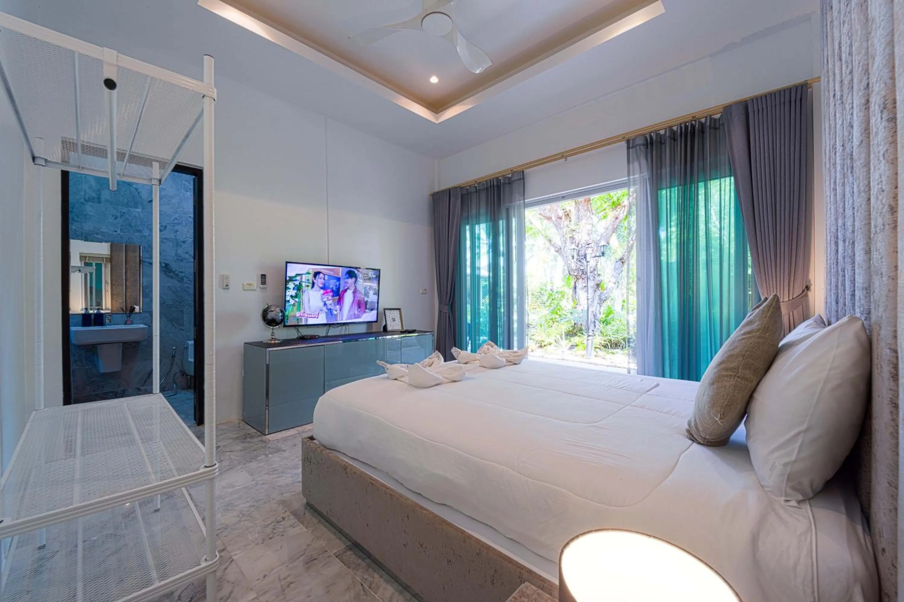 Bed in 6 Bedroom Luxury Villa on Golf Course PH125