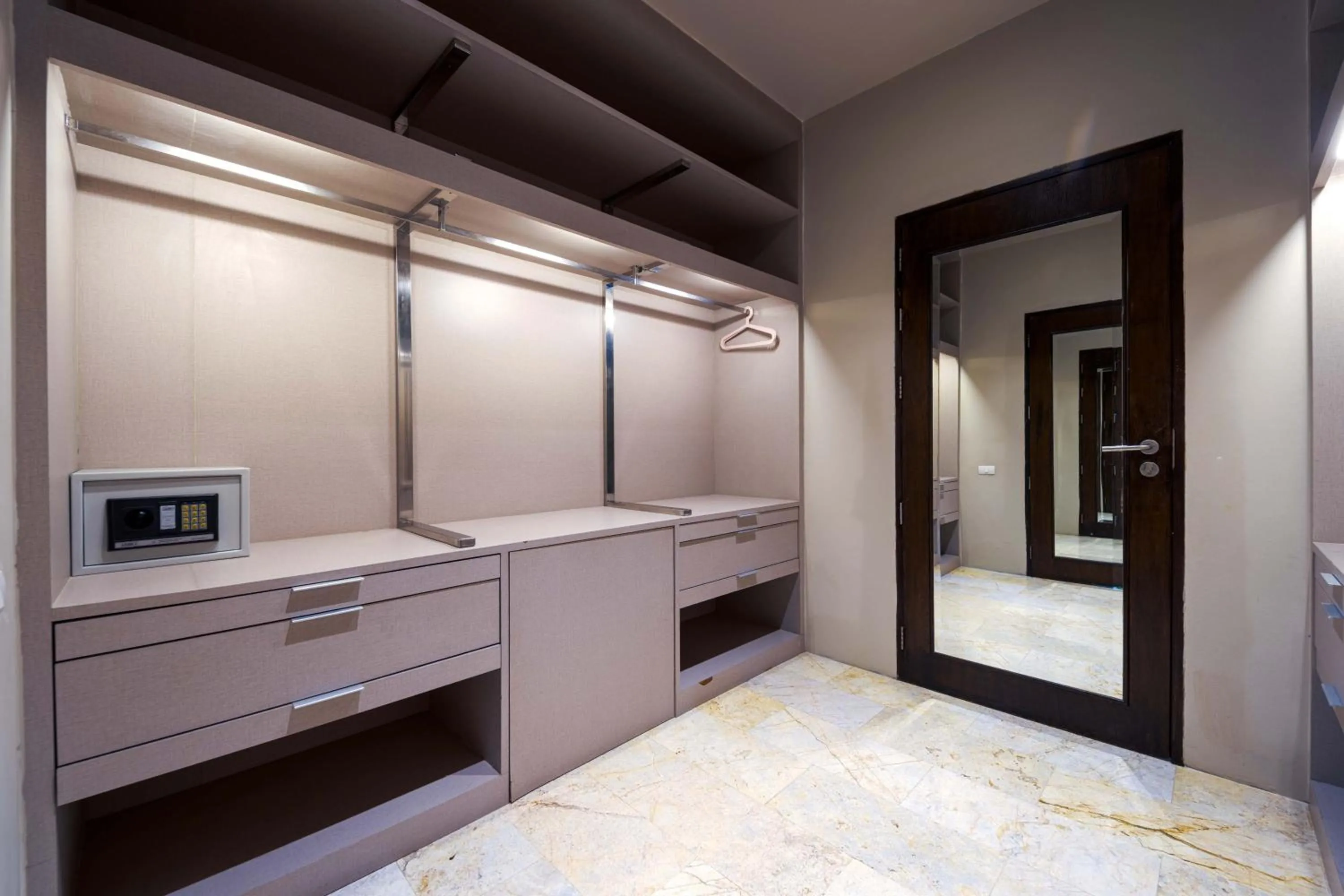 Bed in 6 Bedroom Luxury Villa on Golf Course PH125