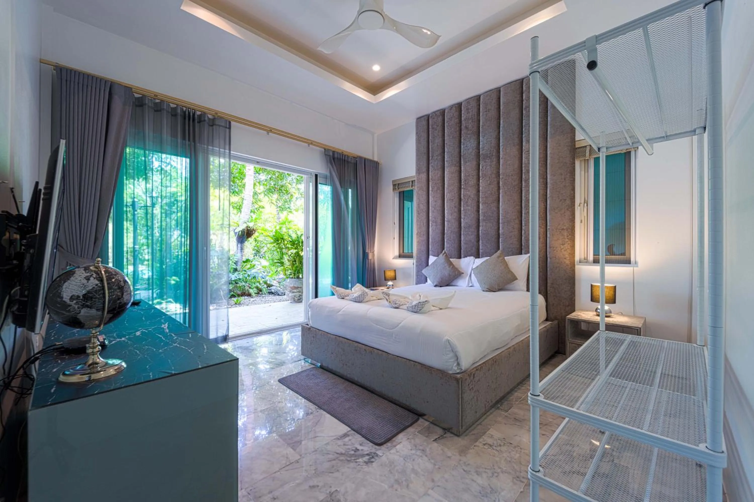 Bed in 6 Bedroom Luxury Villa on Golf Course PH125