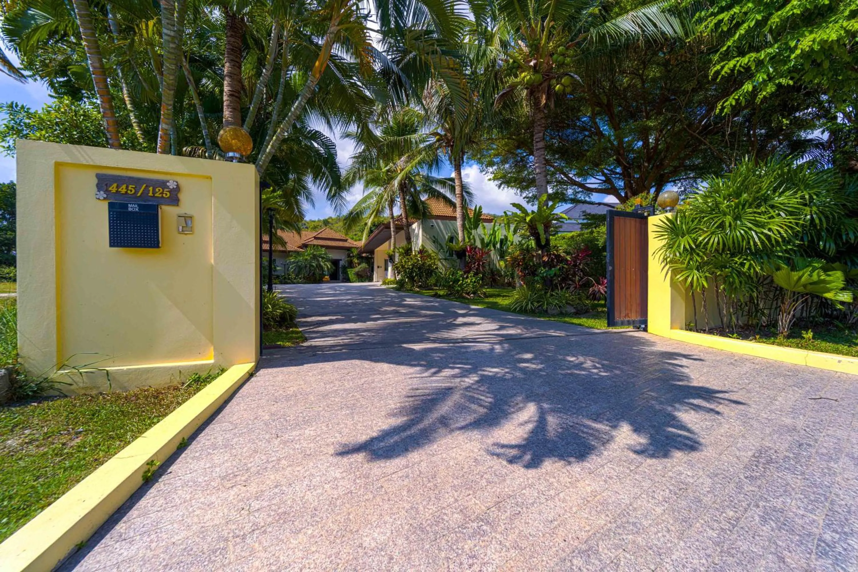 6 Bedroom Luxury Villa on Golf Course PH125
