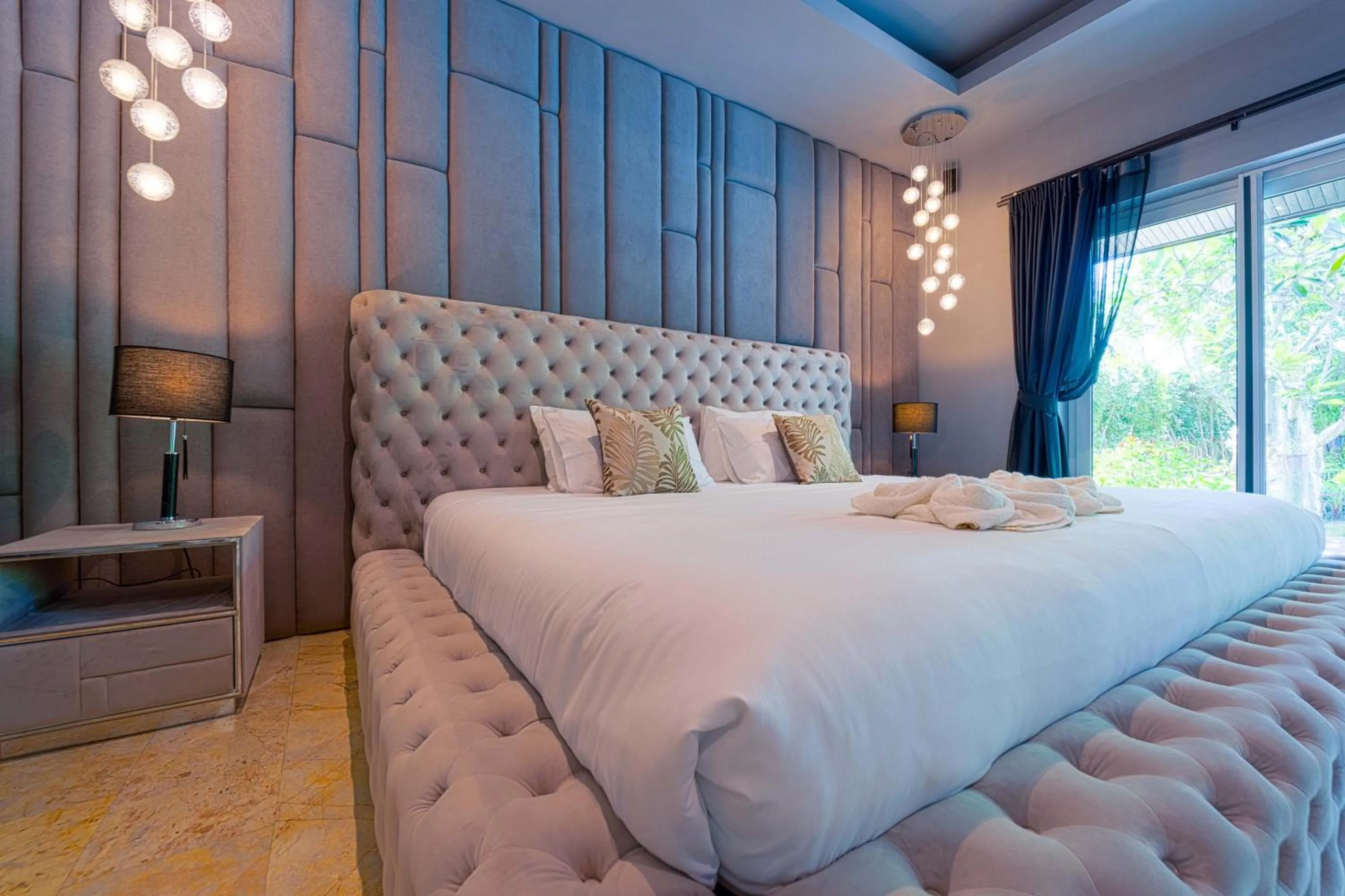 Bed in 6 Bedroom Luxury Villa on Golf Course PH125