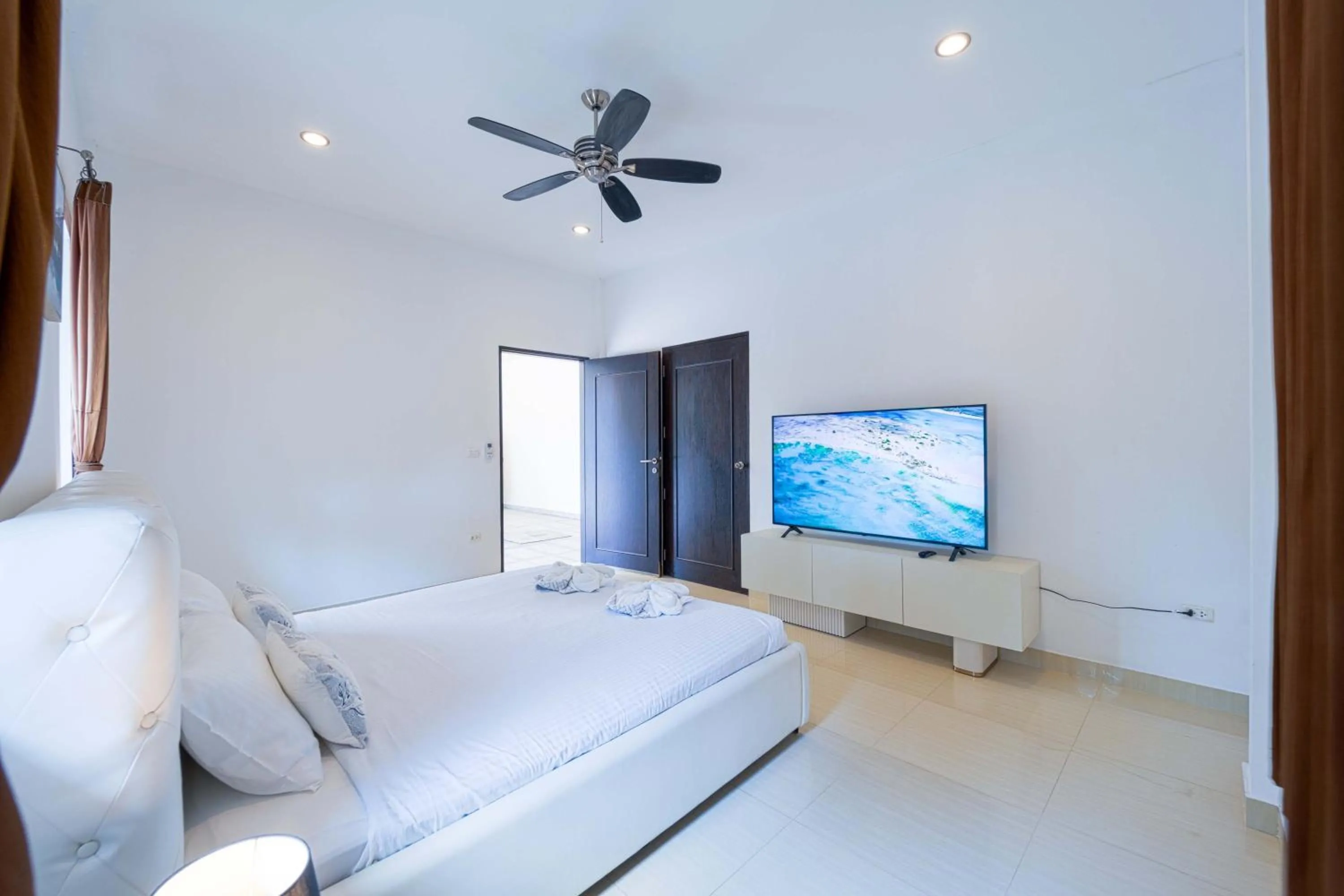Bed in 6 Bedroom Luxury Villa on Golf Course PH125