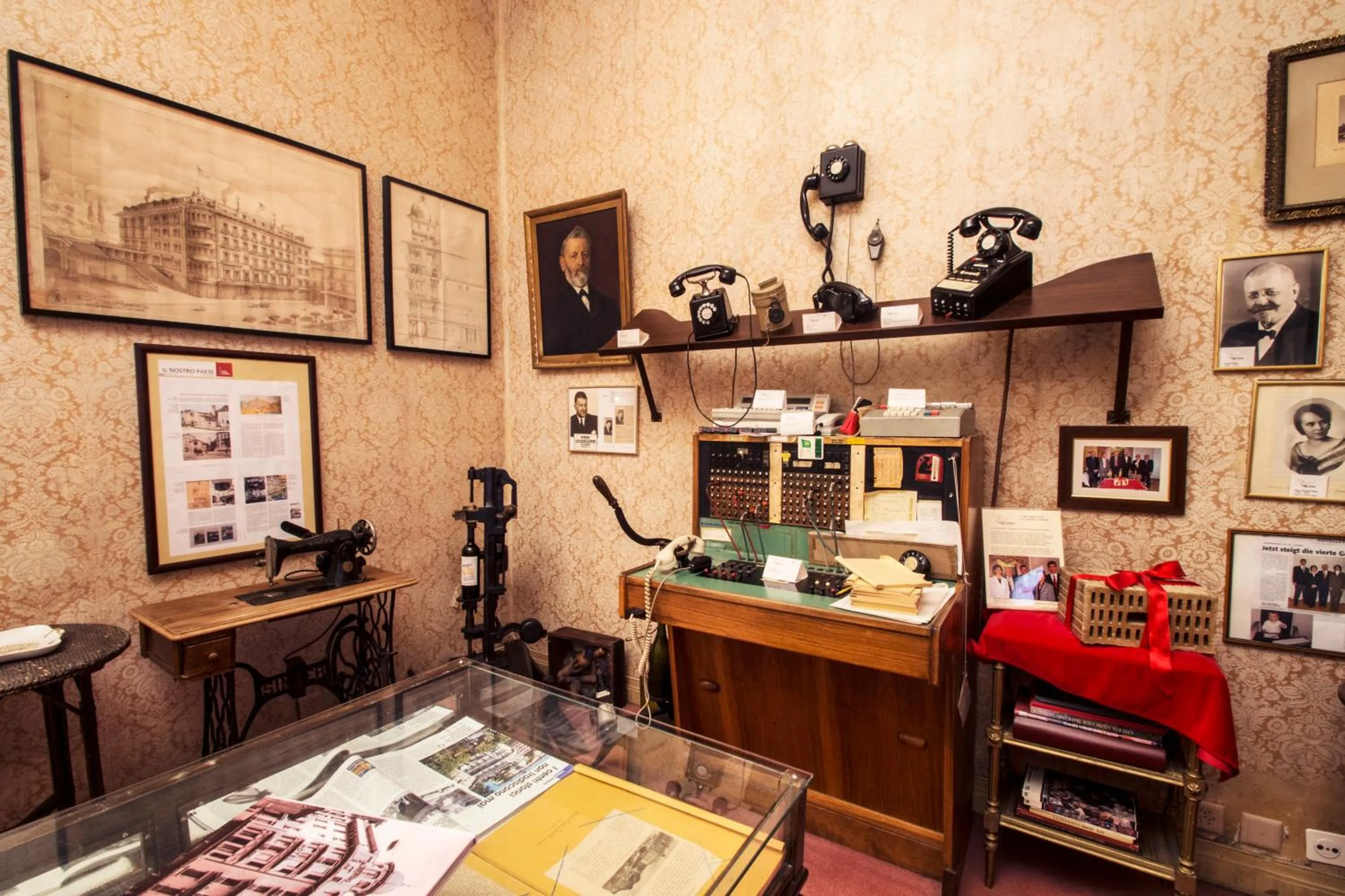 Communal lounge/ TV room in International au Lac Historic Lakeside Hotel