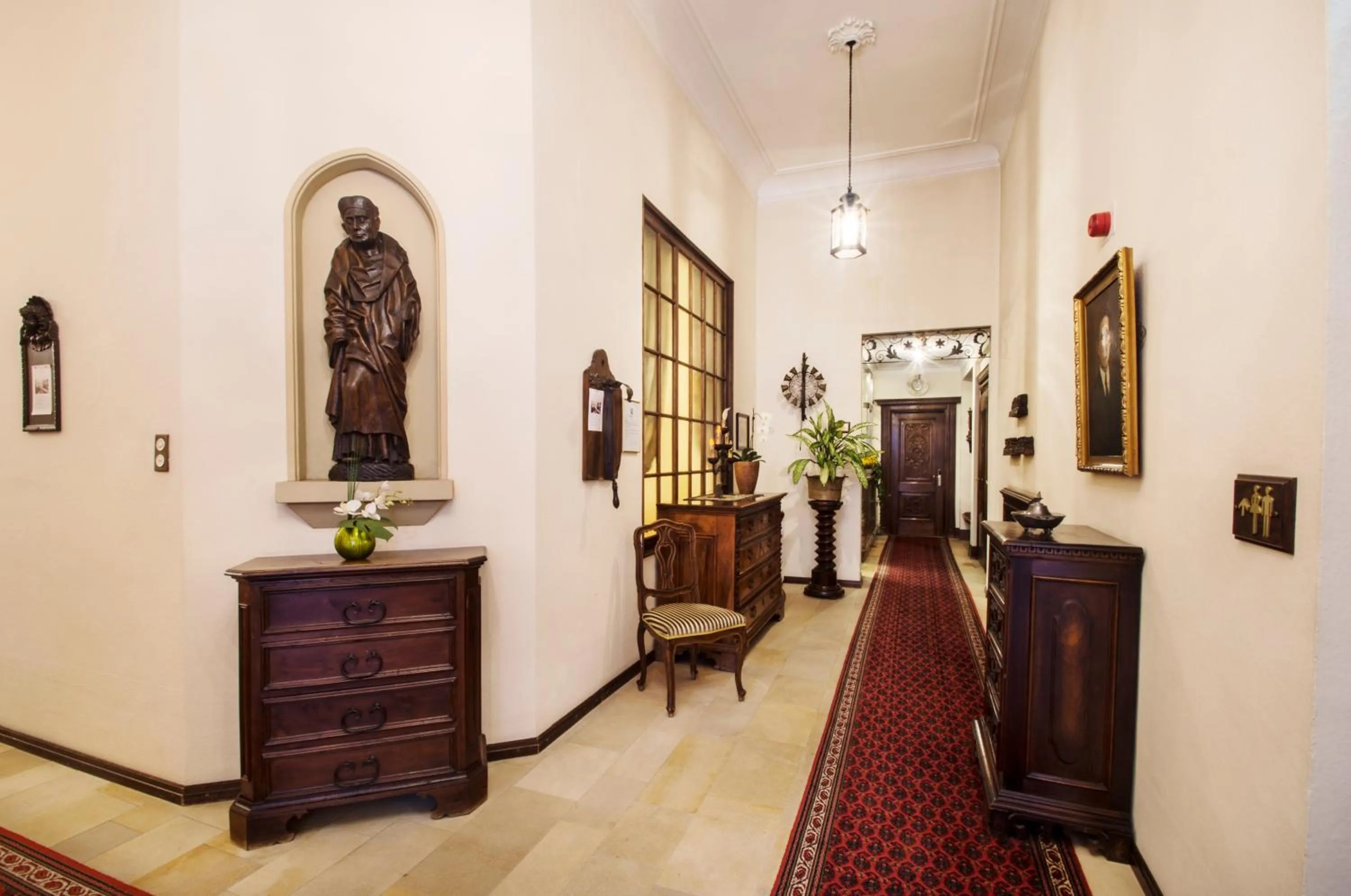 Decorative detail in International au Lac Historic Lakeside Hotel