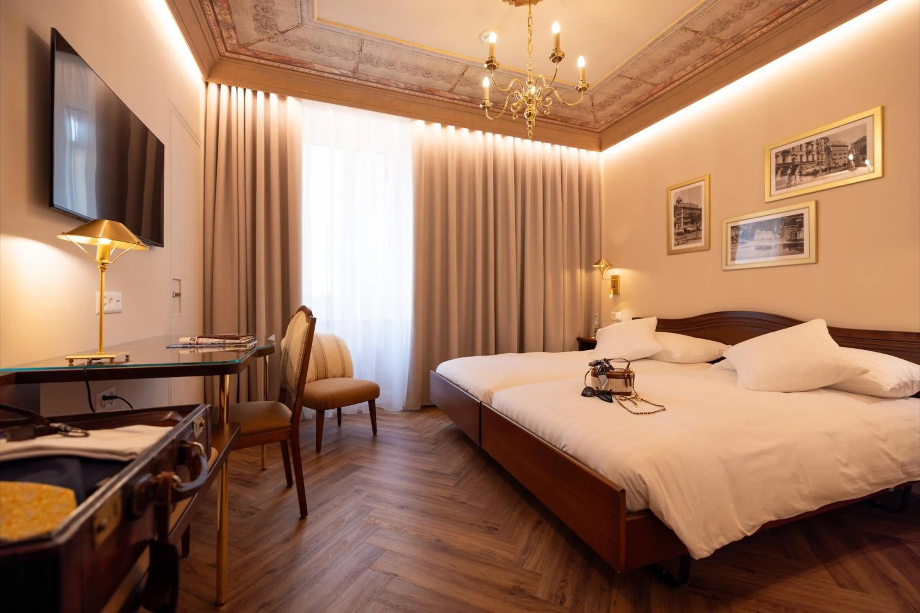 Bedroom, Bed in International au Lac Historic Lakeside Hotel