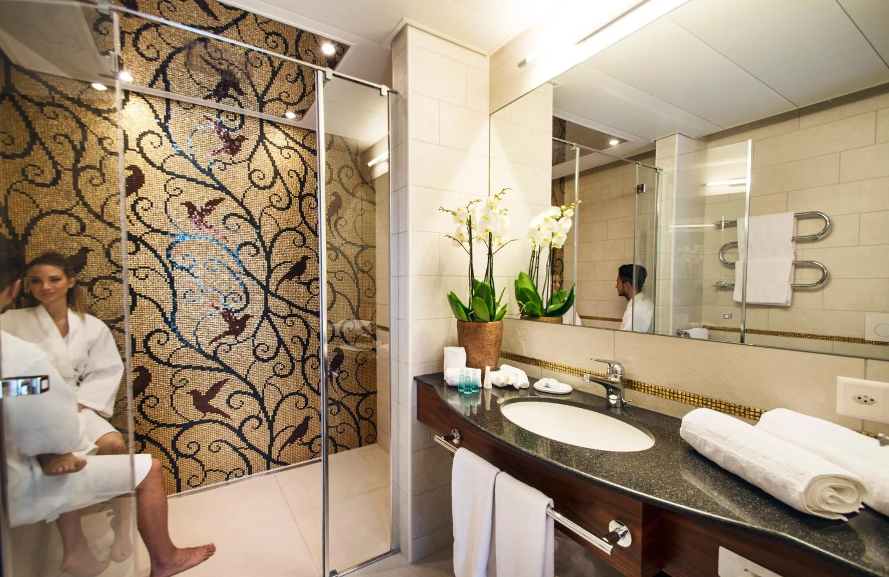 Shower in International au Lac Historic Lakeside Hotel