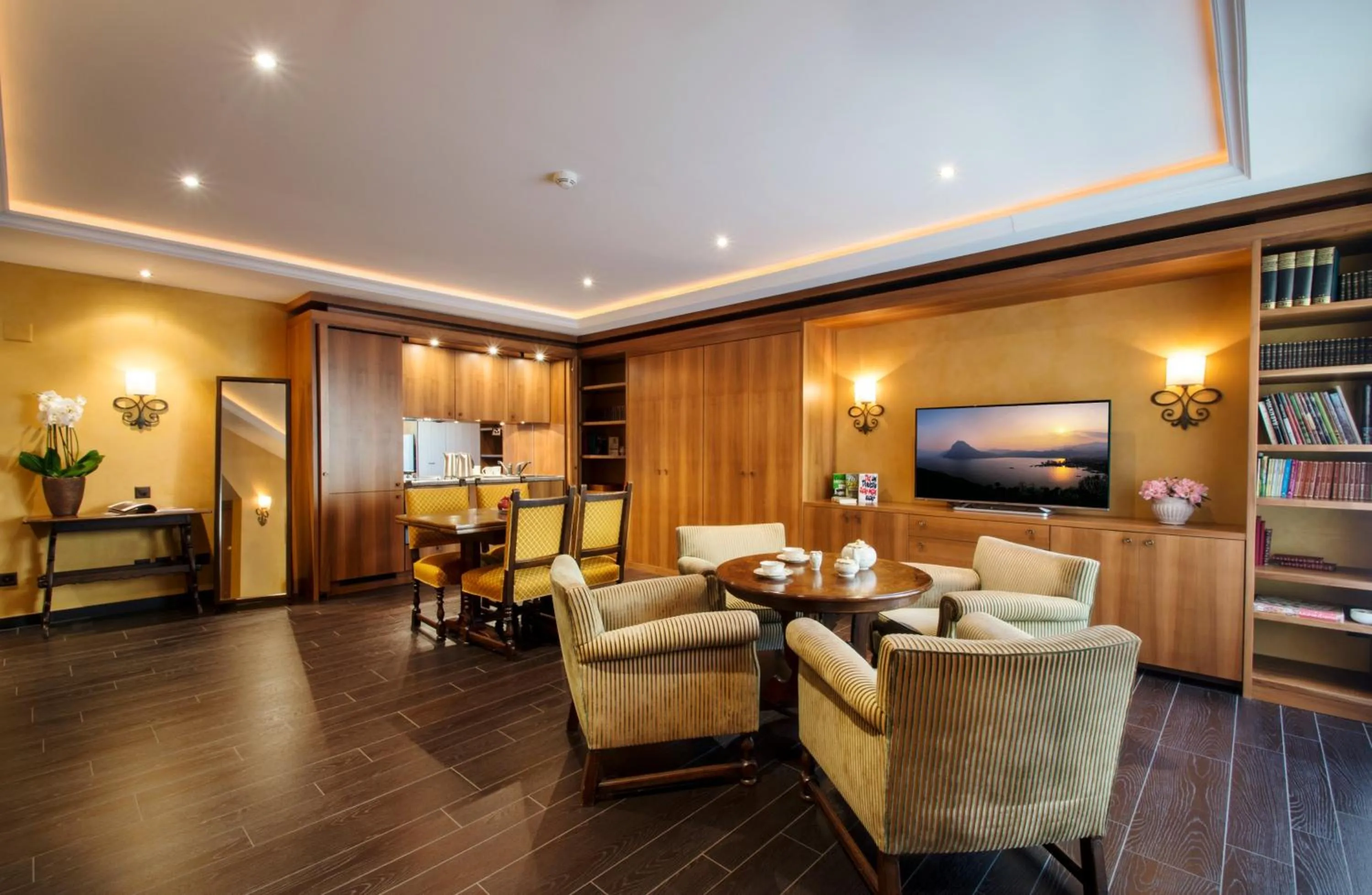 Living room in International au Lac Historic Lakeside Hotel