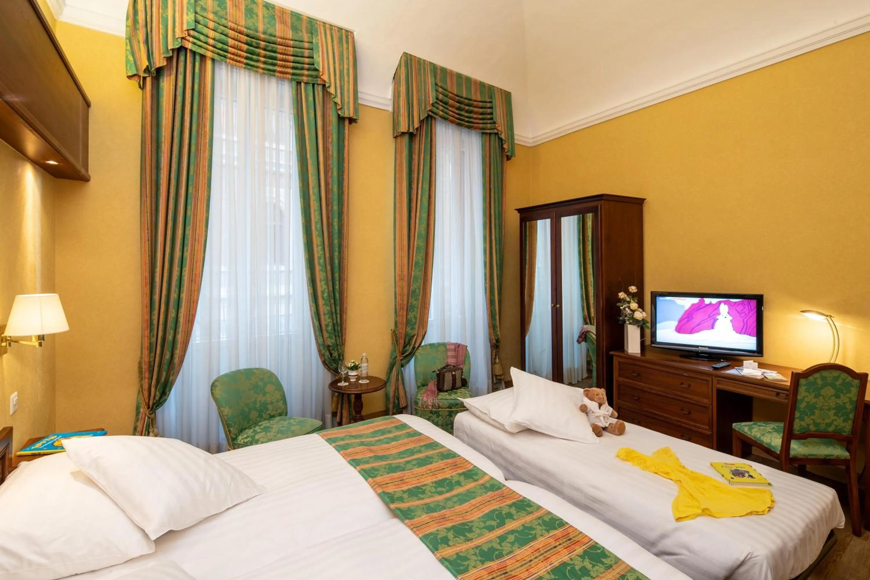 View (from property/room), Bed in International au Lac Historic Lakeside Hotel