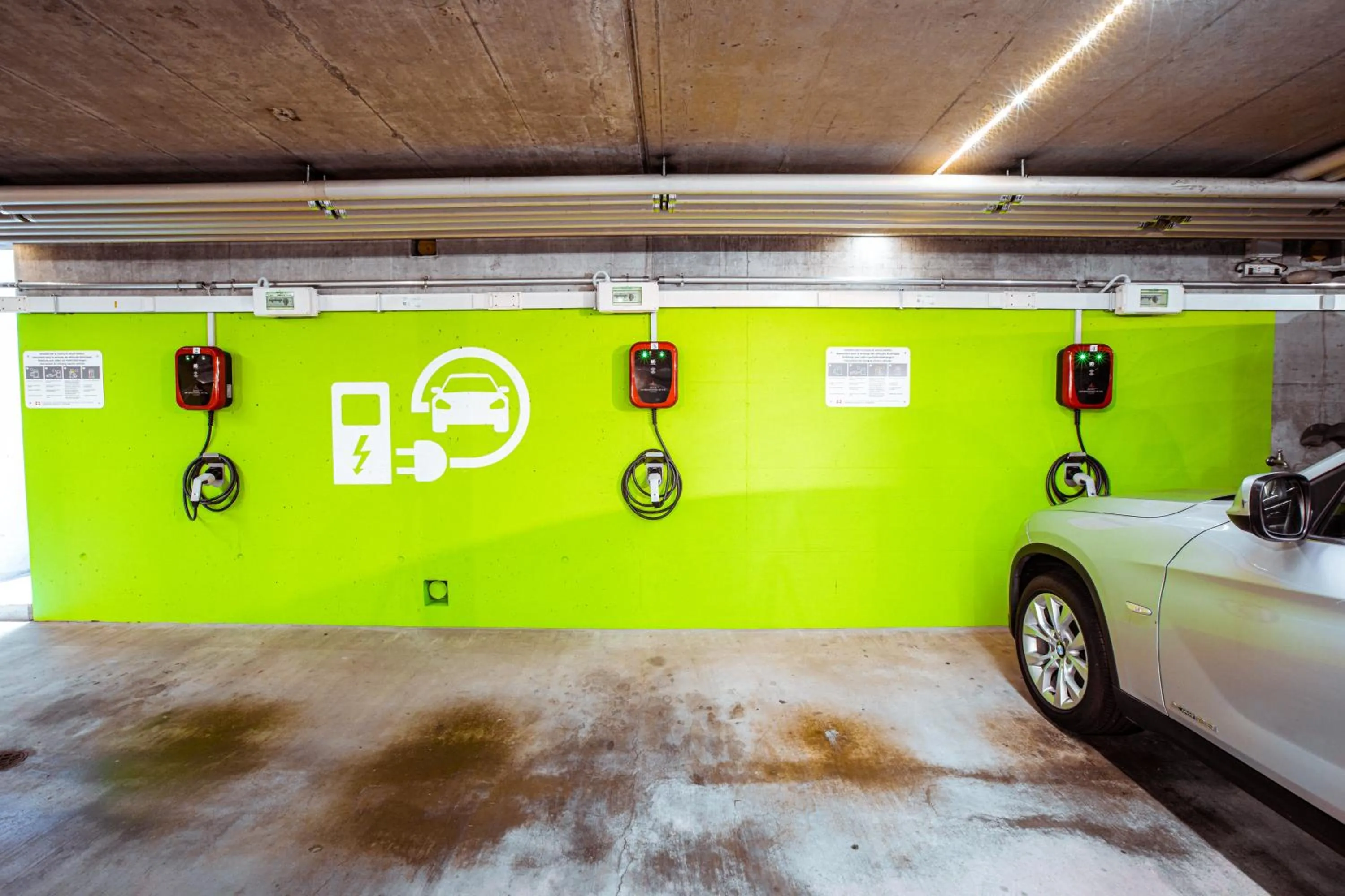 Parking in International au Lac Historic Lakeside Hotel