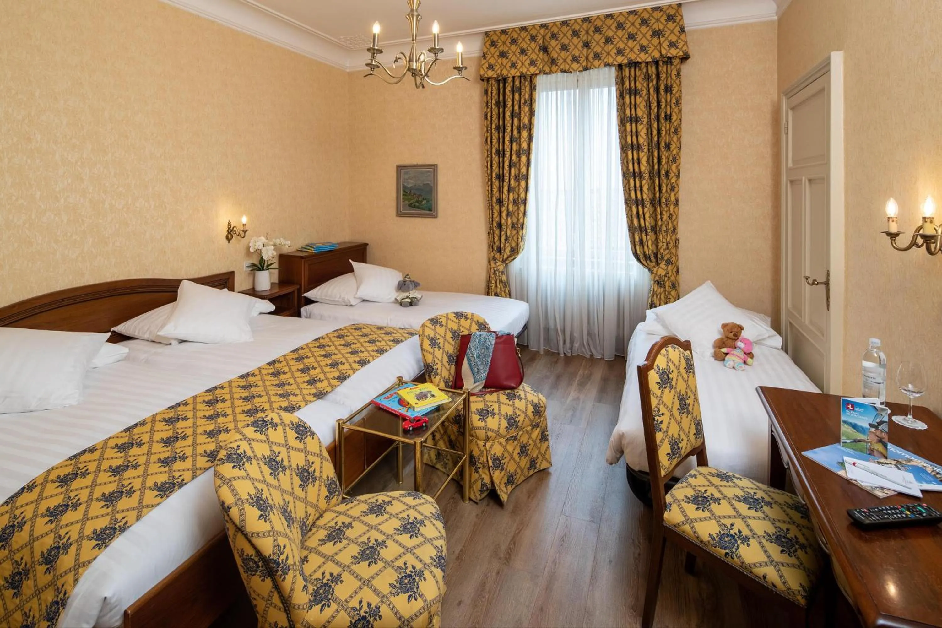 View (from property/room), Bed in International au Lac Historic Lakeside Hotel