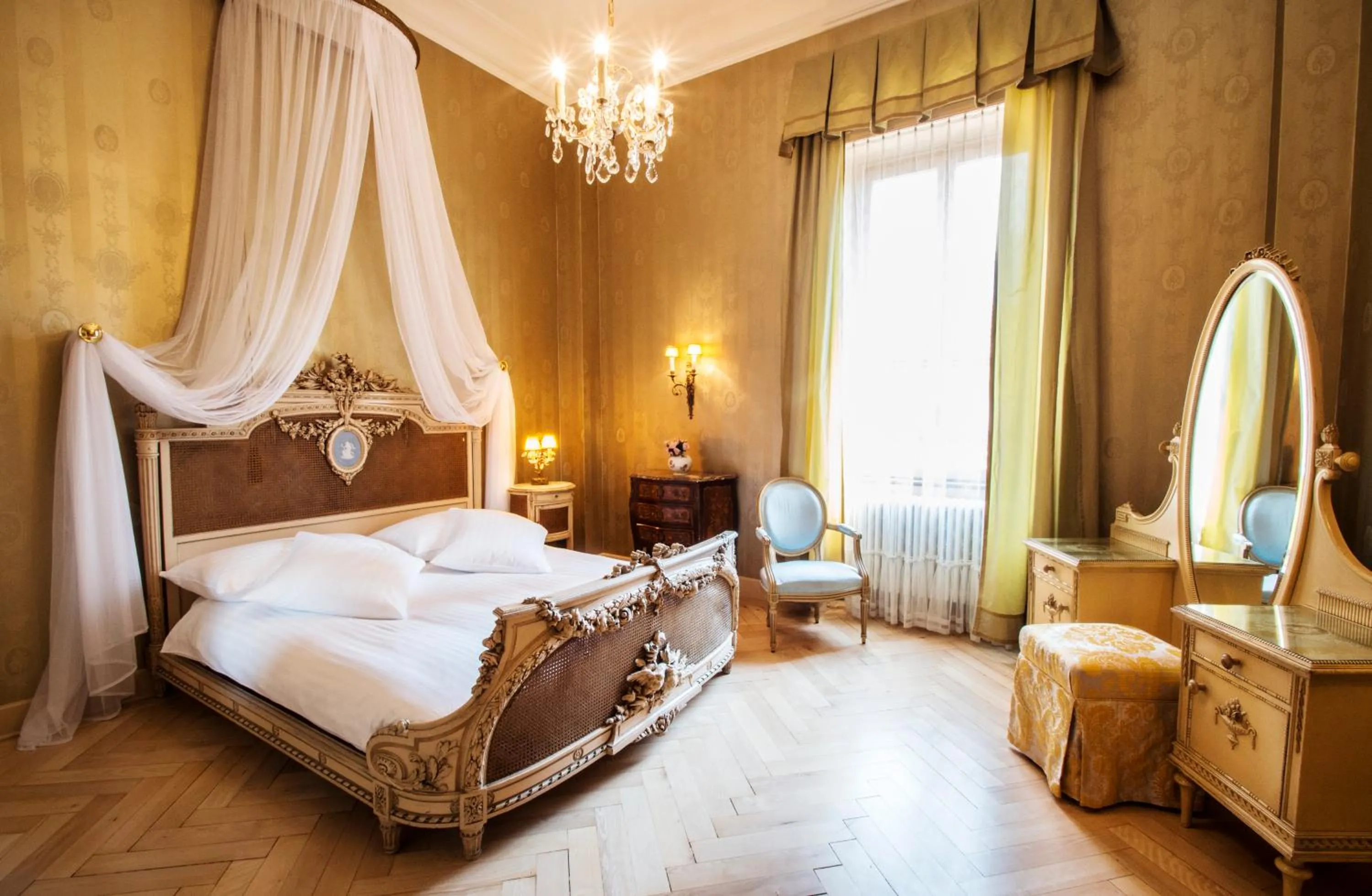 Bed in International au Lac Historic Lakeside Hotel