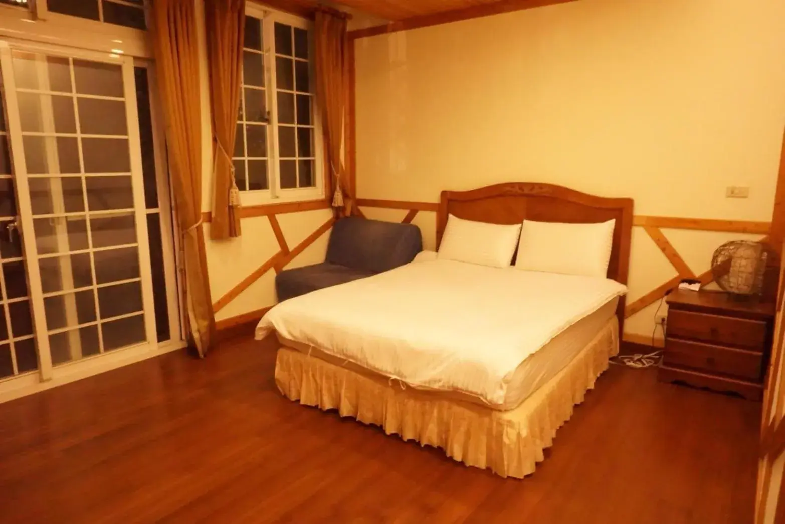 Budget Double Room in Euro Country Villa Budget Double Room in Euro Country Villa