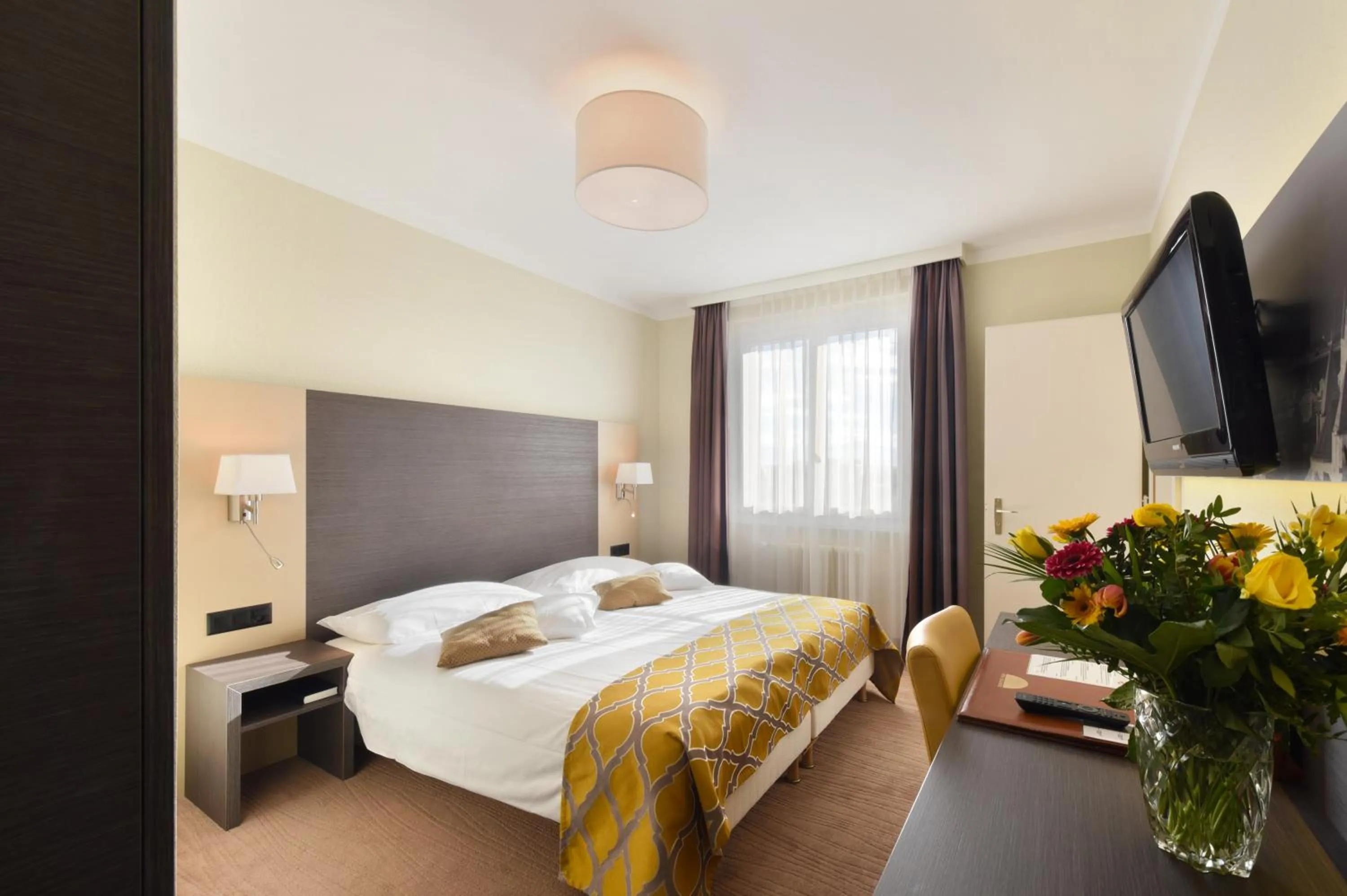 Photo of the whole room, Bed in Hôtel Bellerive