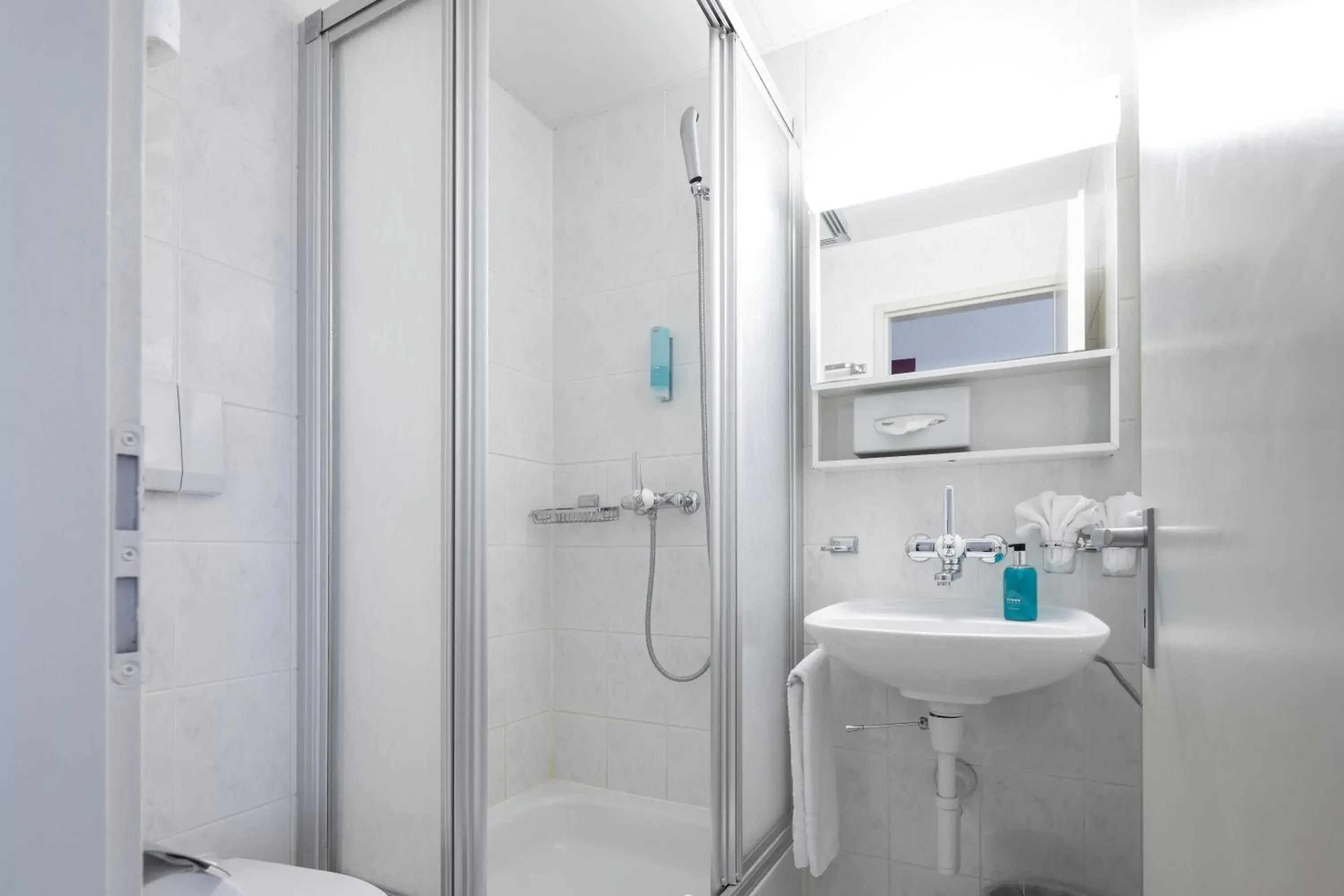 Standard Twin Room with Air Conditioning in Hotel Lötschberg Standard Twin Room with Air Conditioning in Hotel Lötschberg