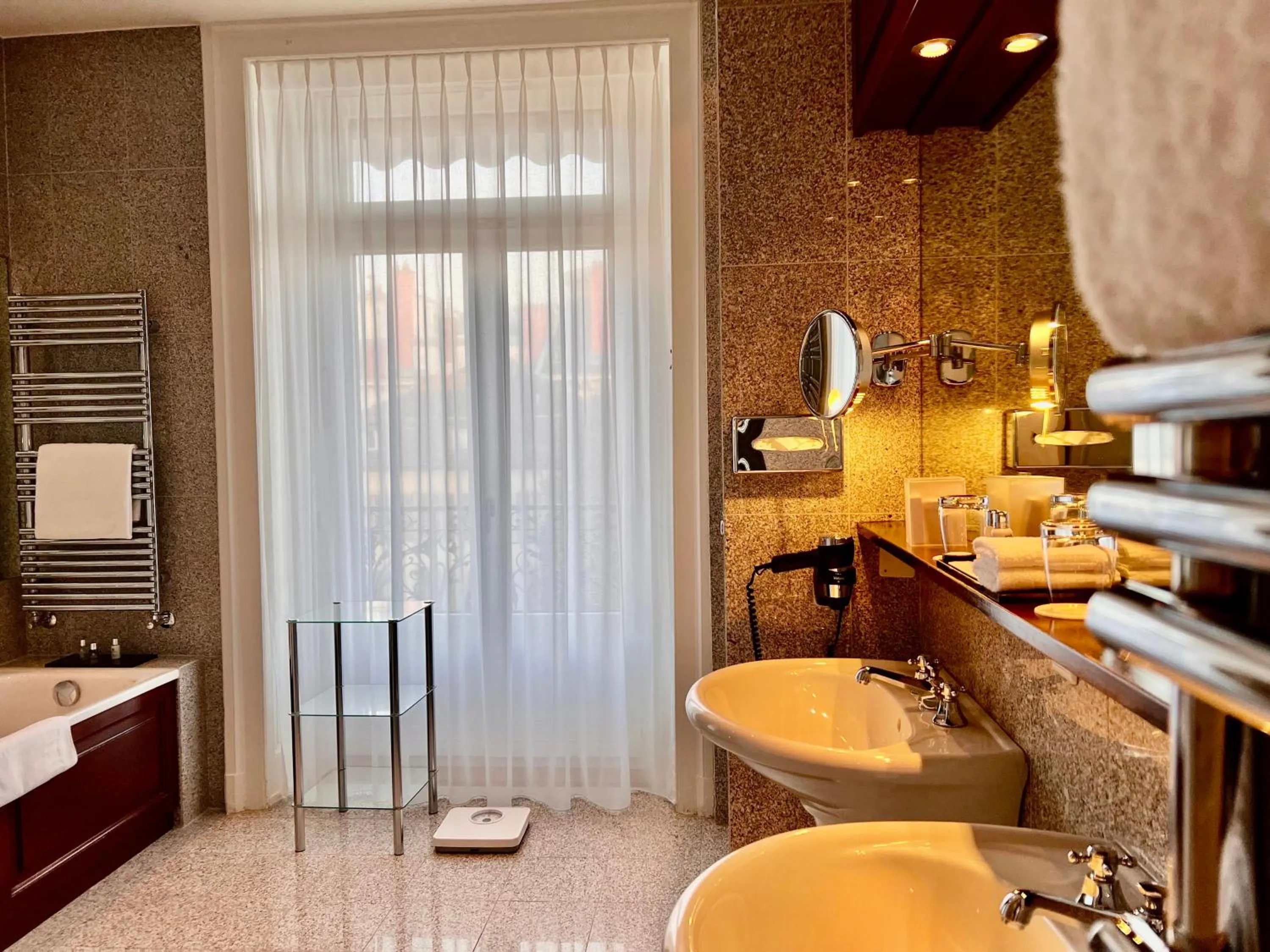 Toilet in Hôtel Des Trois Couronnes & Spa - The Leading Hotels of the World