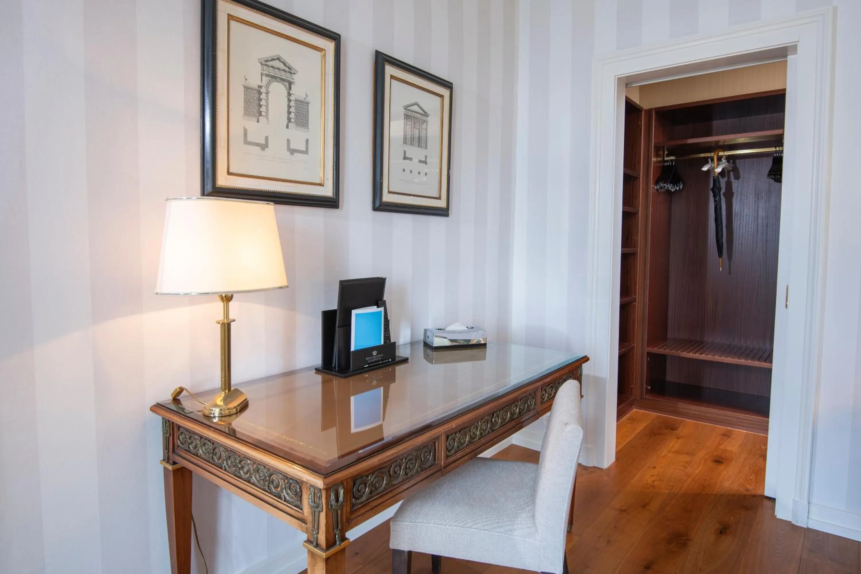 Bedroom in Hôtel Des Trois Couronnes & Spa - The Leading Hotels of the World