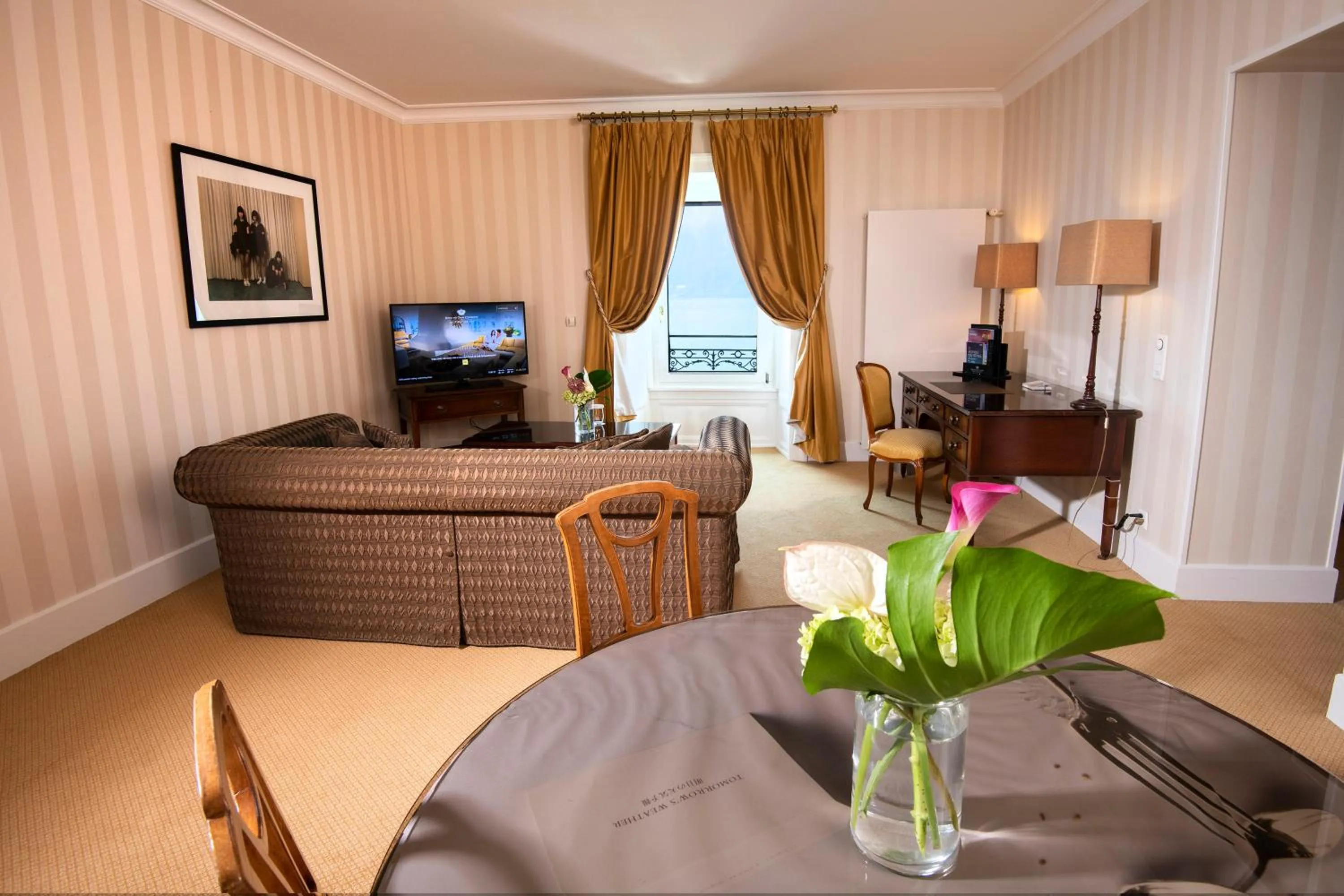 Communal lounge/ TV room in Hôtel Des Trois Couronnes & Spa - The Leading Hotels of the World