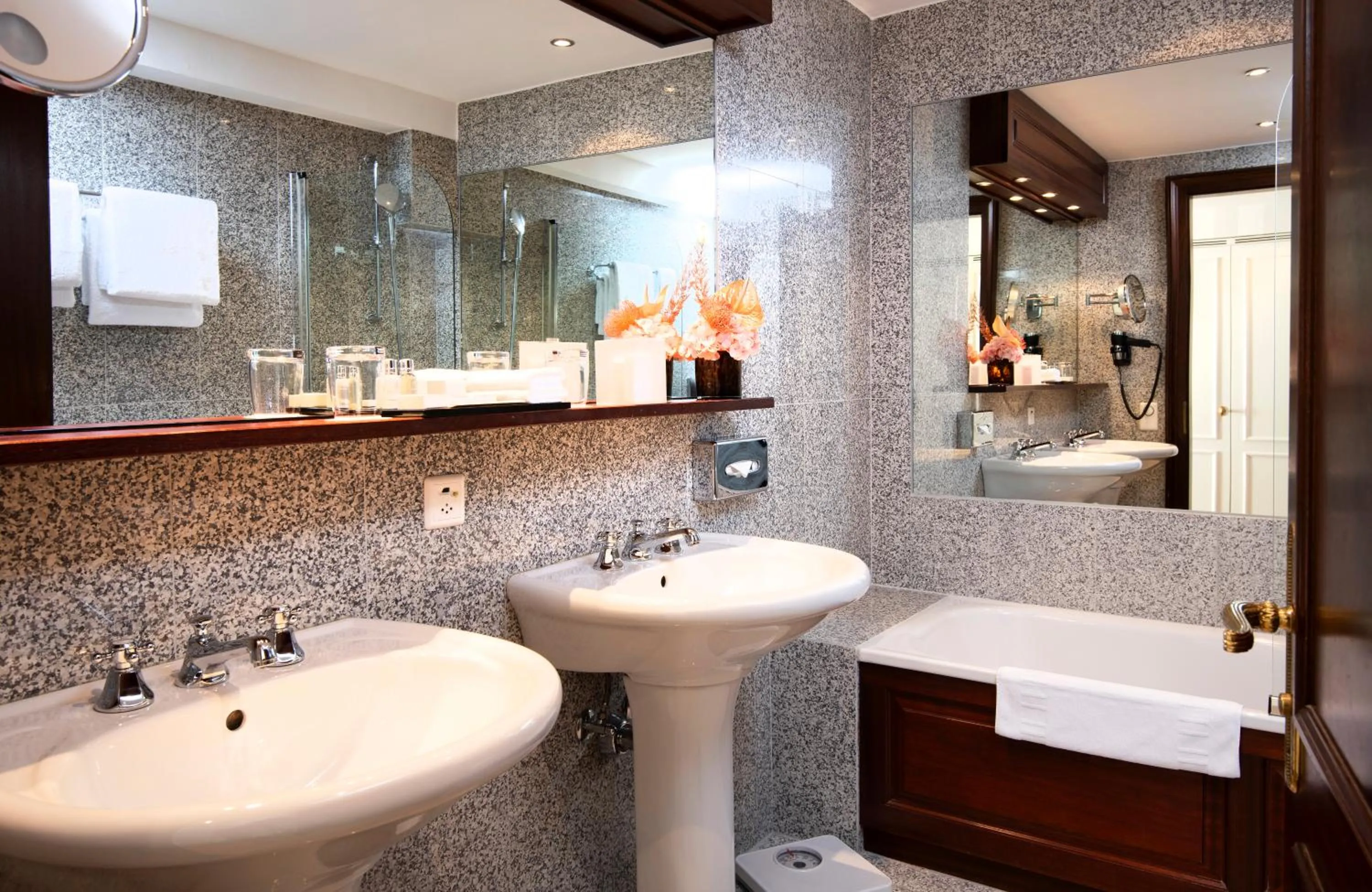 Toilet in Hôtel Des Trois Couronnes & Spa - The Leading Hotels of the World