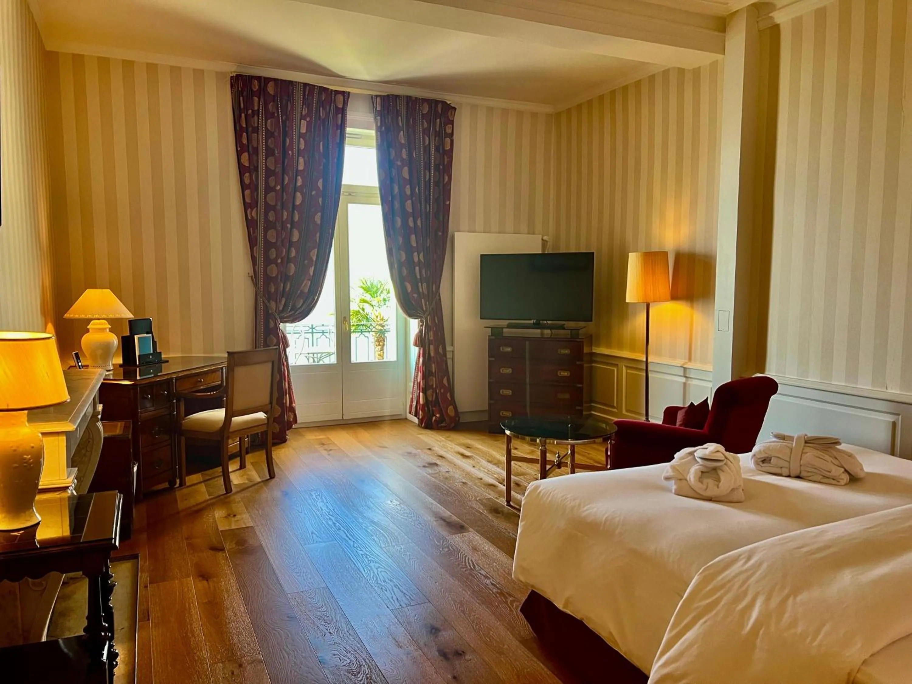 Bedroom, Bed in Hôtel Des Trois Couronnes & Spa - The Leading Hotels of the World