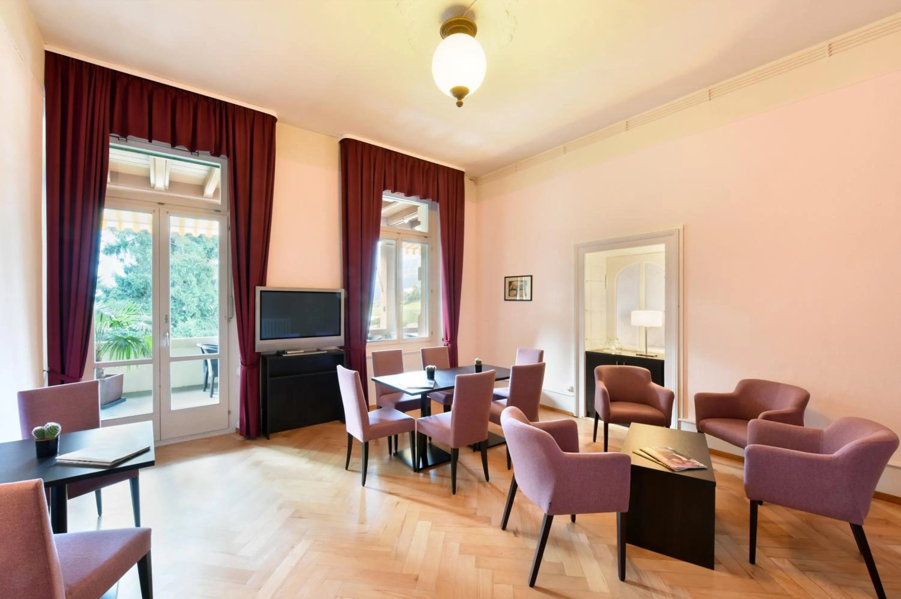 Lounge or bar in Waldhotel Unspunnen