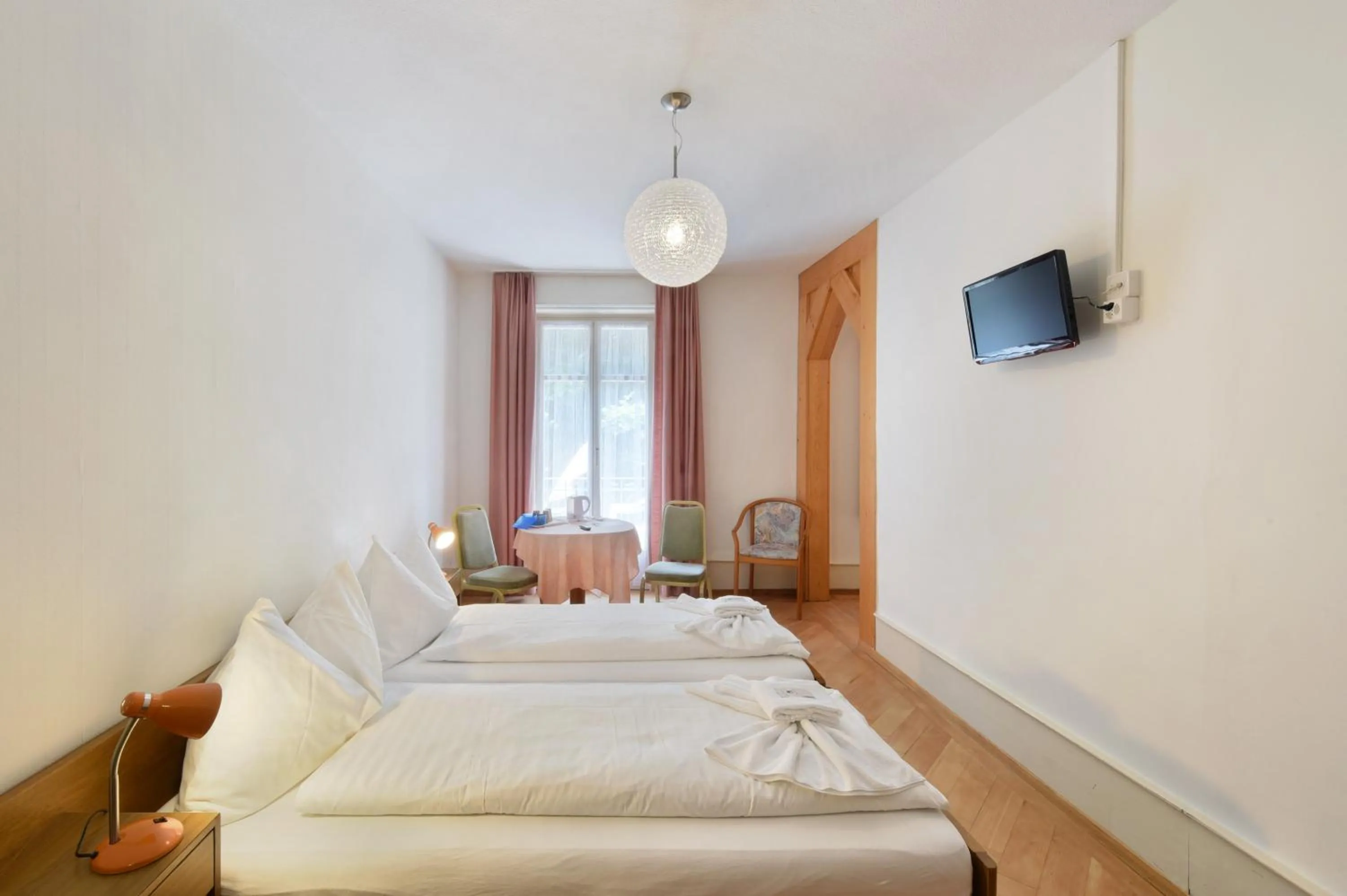 Balcony/Terrace, Bed in Waldhotel Unspunnen