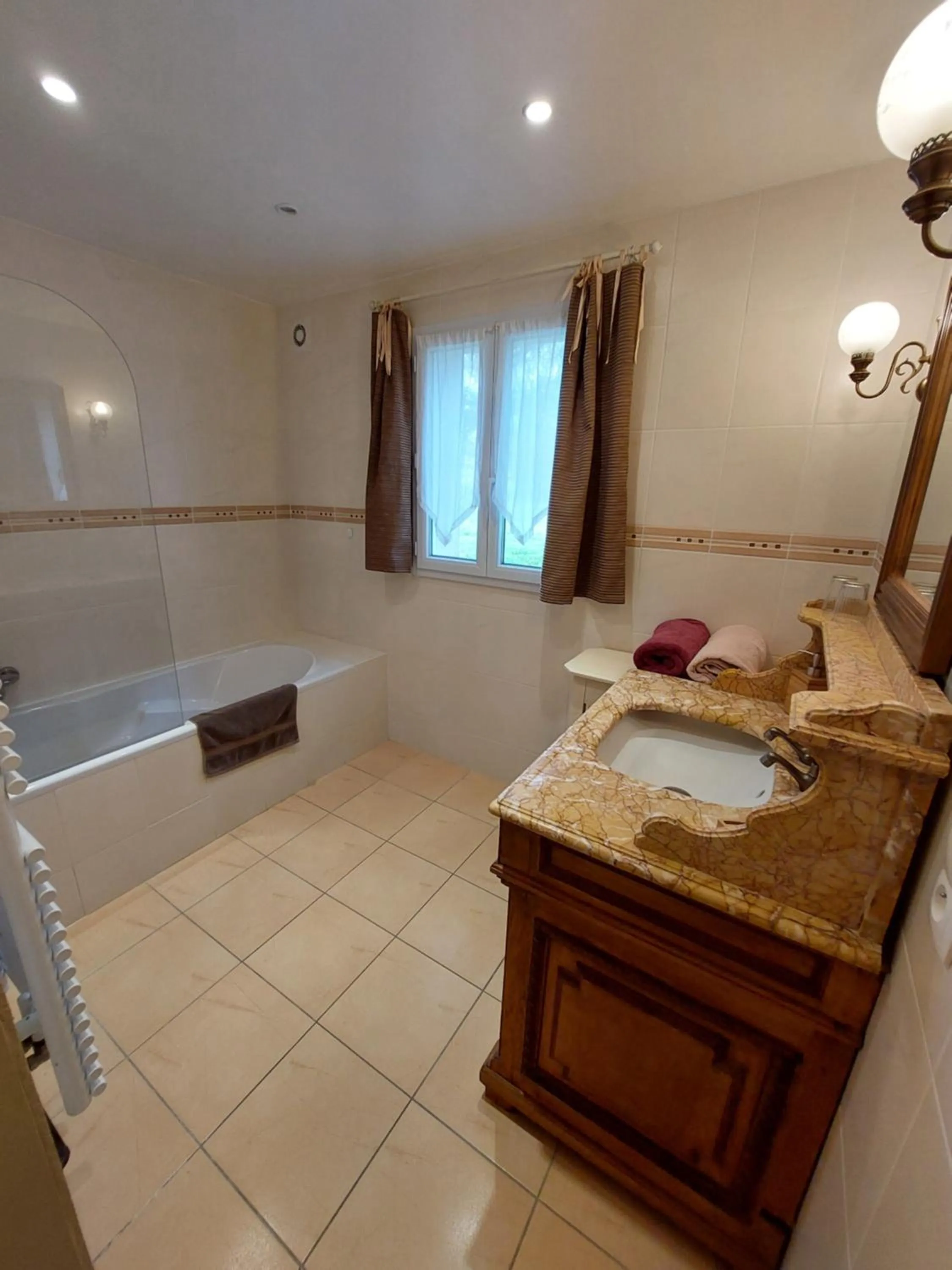 Bathroom in Traînefeuilles - Chambres d'hôtes proche Zoo de Beauval