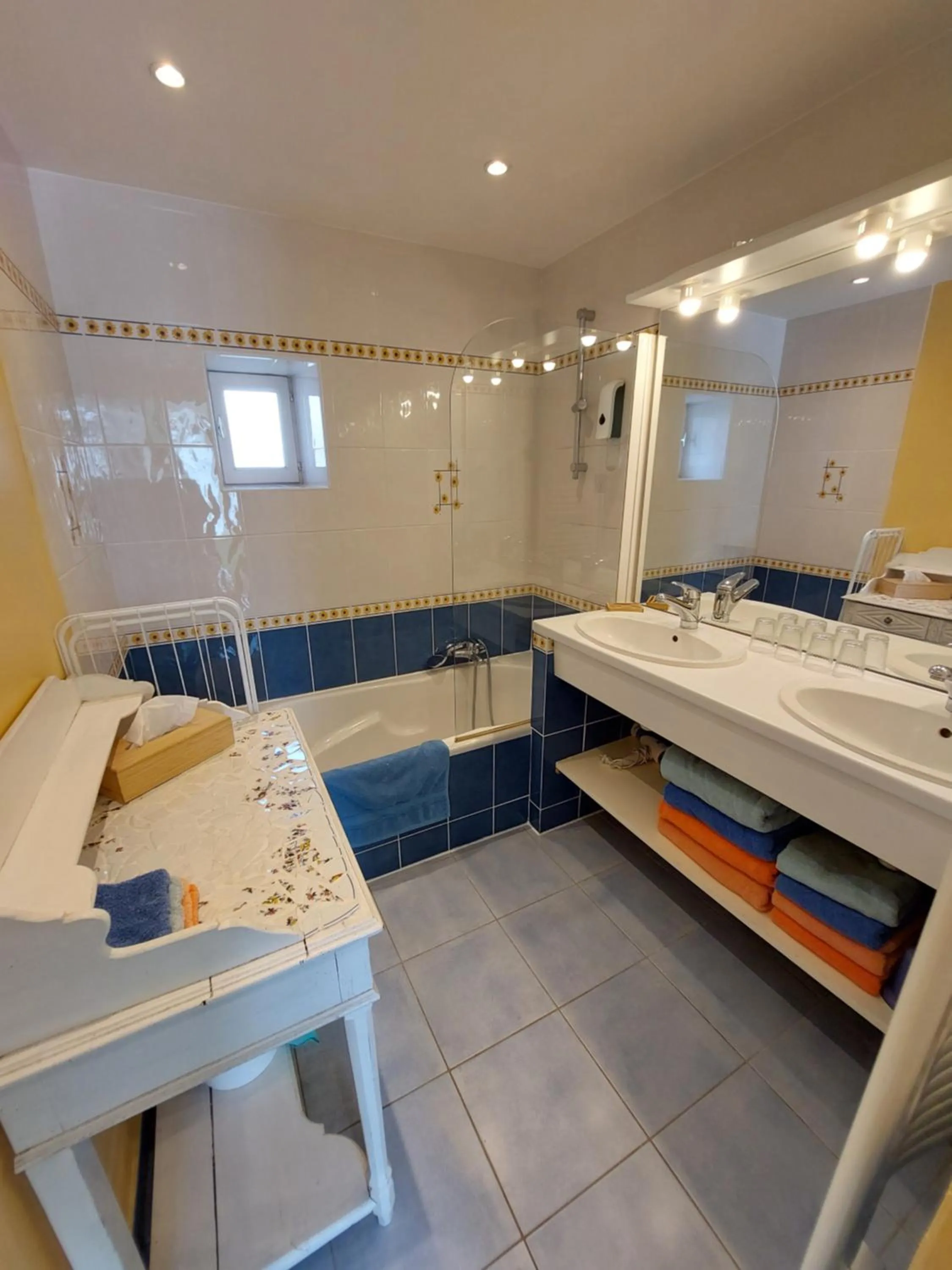 Bathroom in Traînefeuilles - Chambres d'hôtes proche Zoo de Beauval