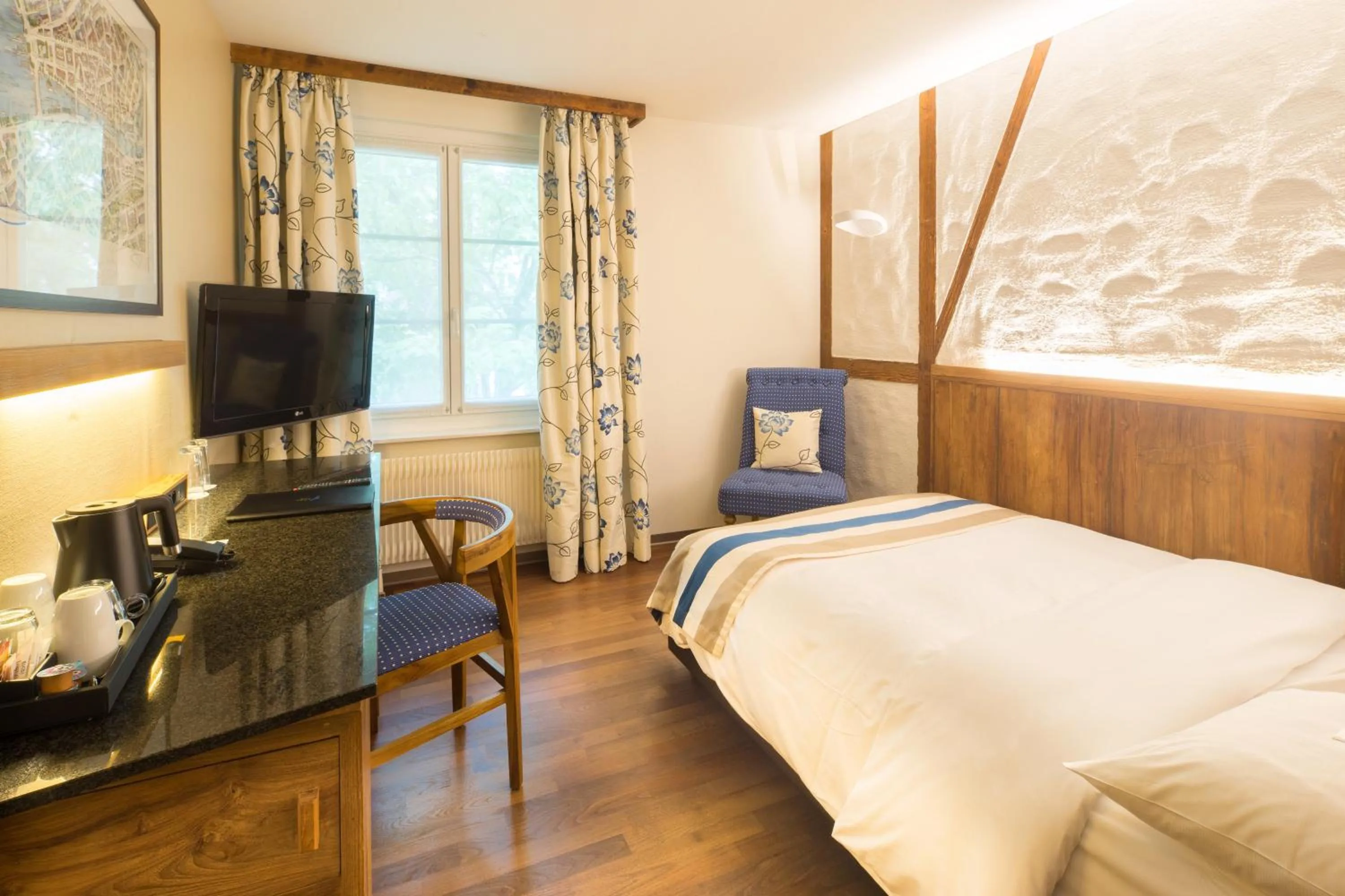 Photo of the whole room, Bed in Hotel Adler Zürich