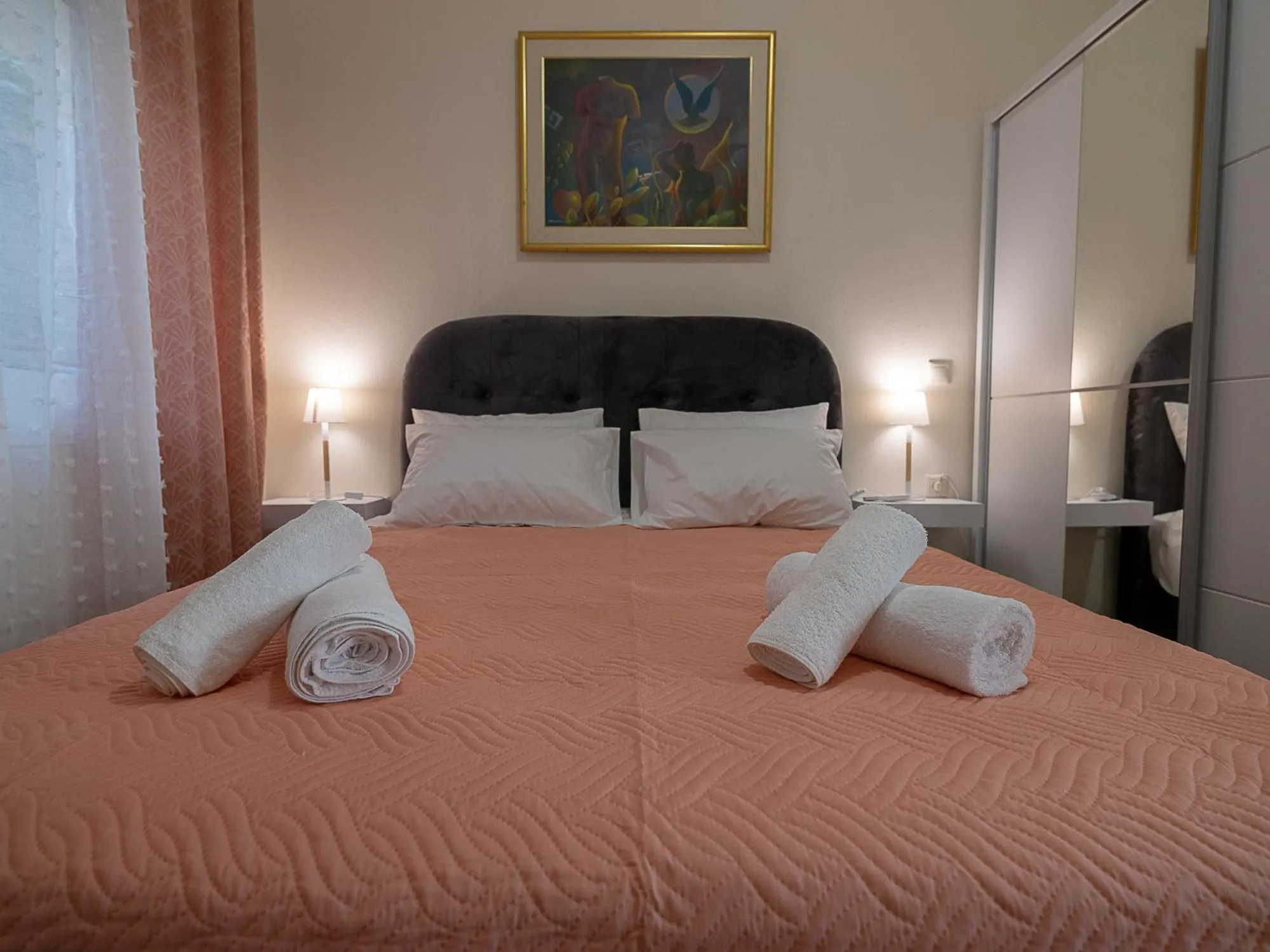Bed in Luxury Apts Heraklion Center